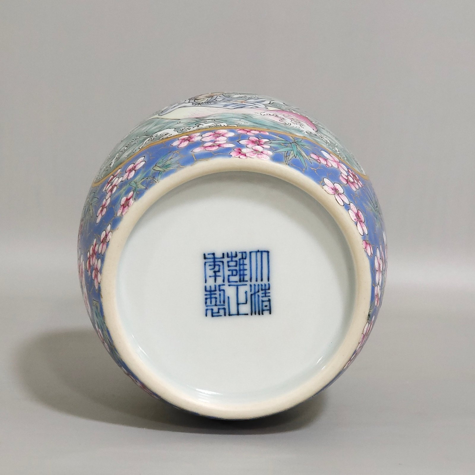 Qing Dynasty Yongzheng Ice Plum Blossom Window Immortal Riding on a Lotus Xiudun