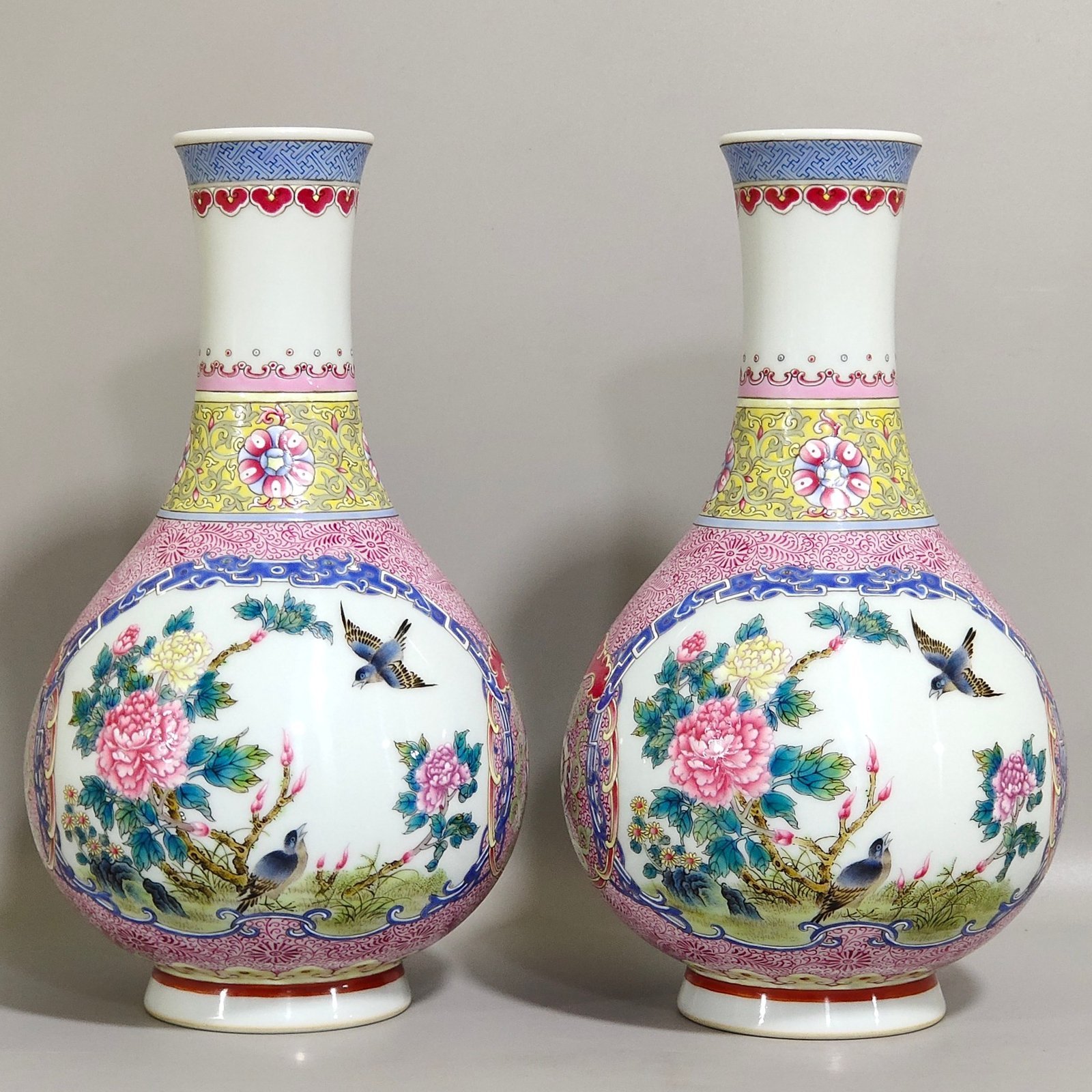 Qing Dynasty Yongzheng period window flower and bird flask