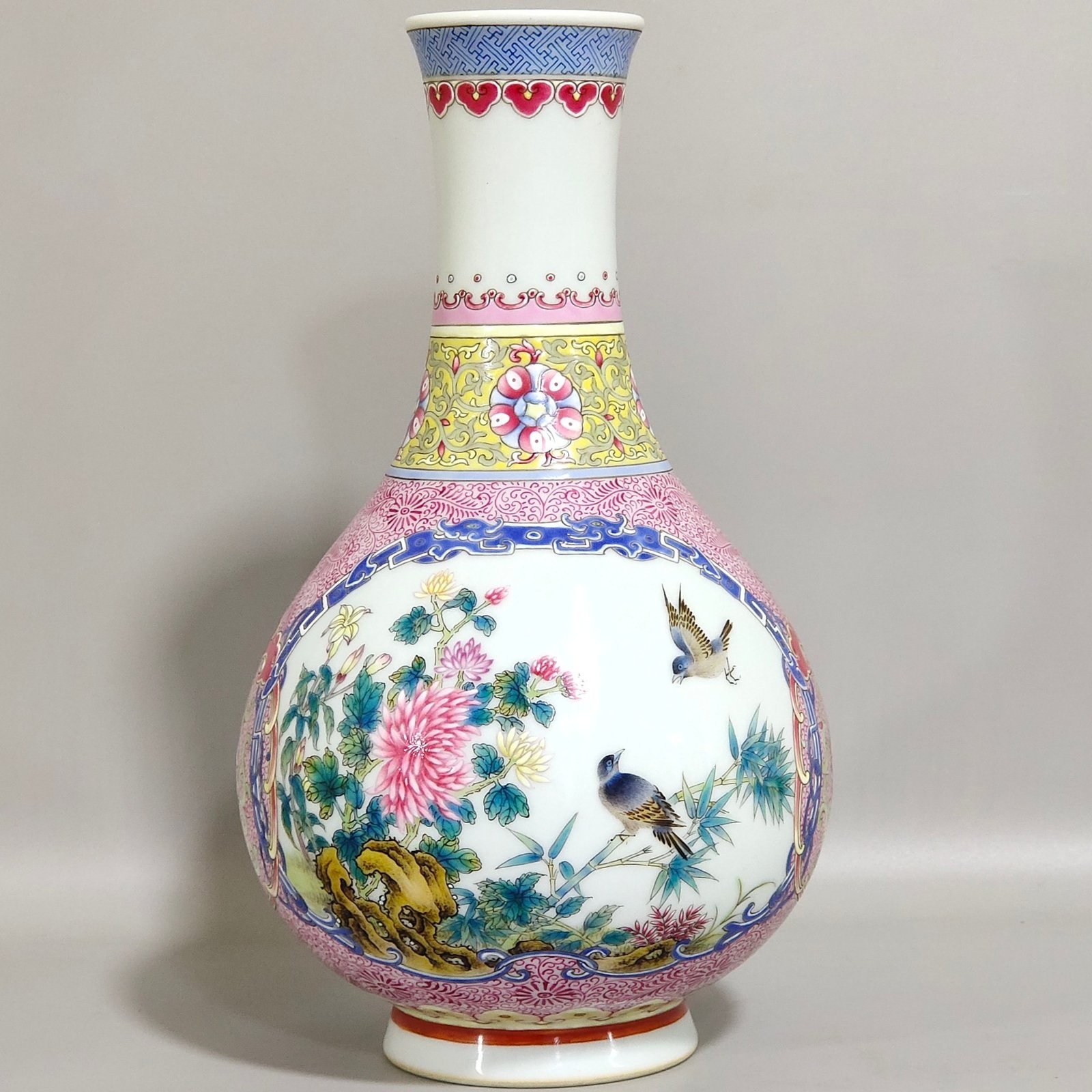 Qing Dynasty Yongzheng period window flower and bird flask