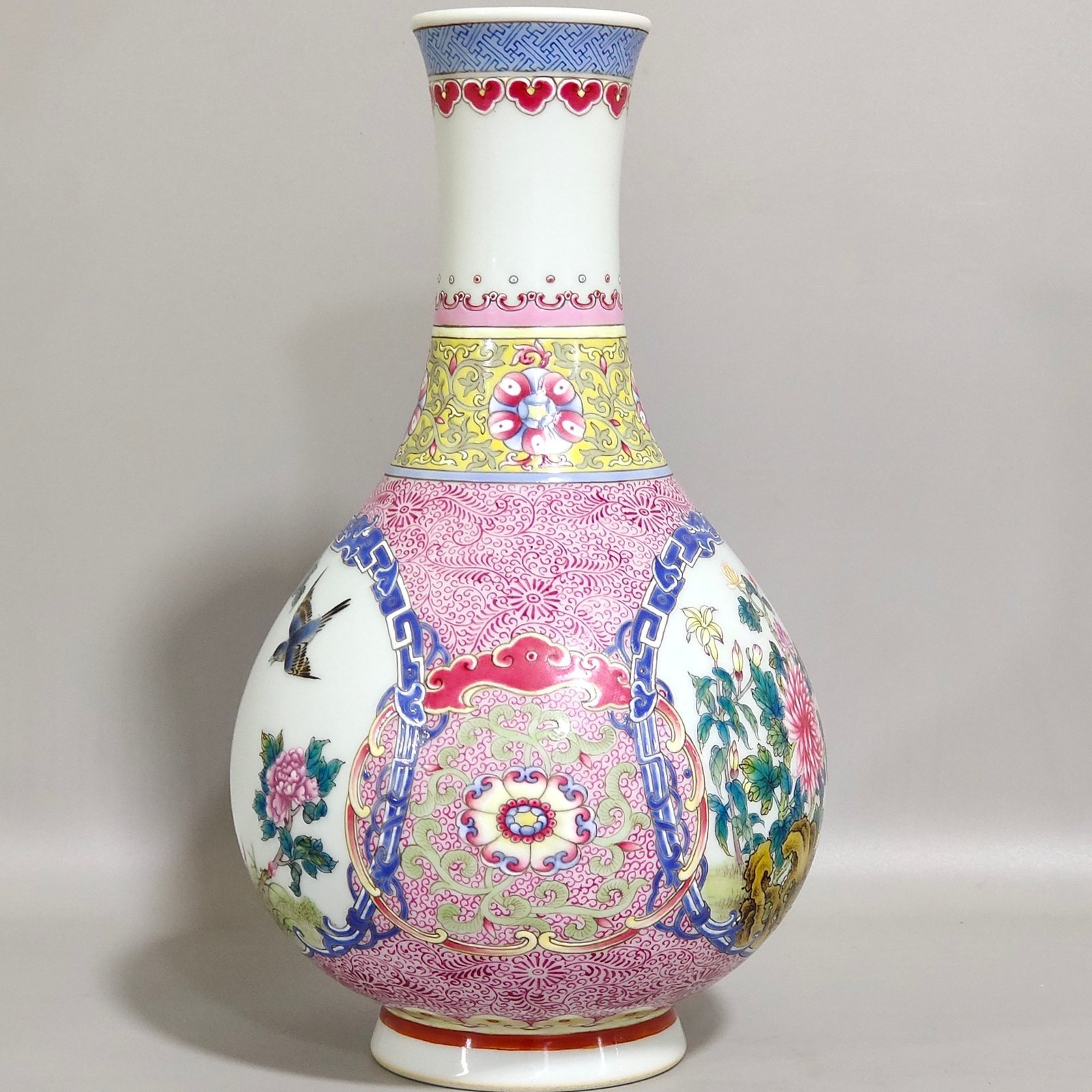 Qing Dynasty Yongzheng period window flower and bird flask