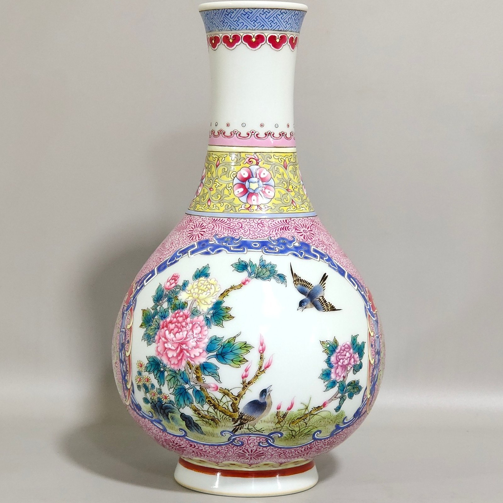 Qing Dynasty Yongzheng period window flower and bird flask