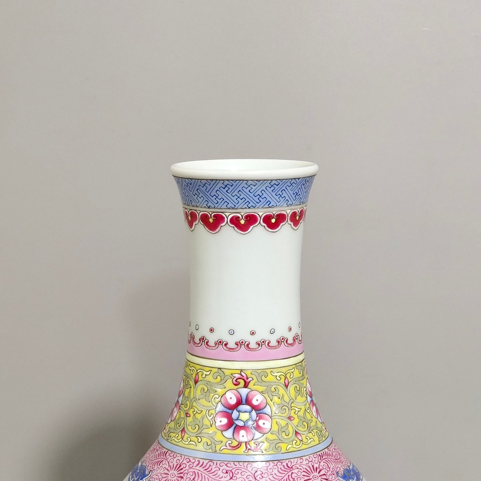 Qing Dynasty Yongzheng period window flower and bird flask