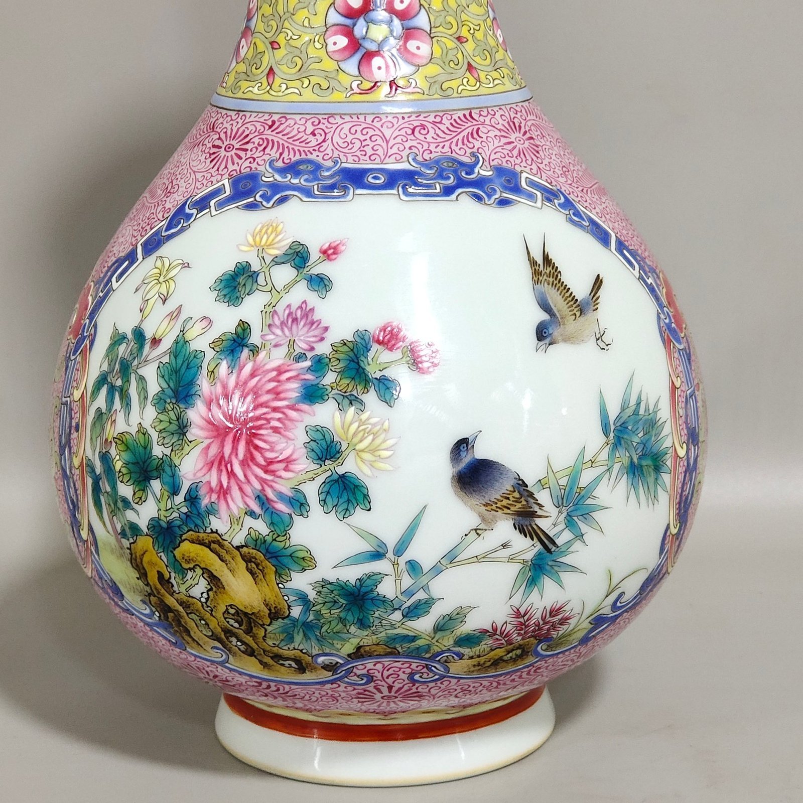 Qing Dynasty Yongzheng period window flower and bird flask
