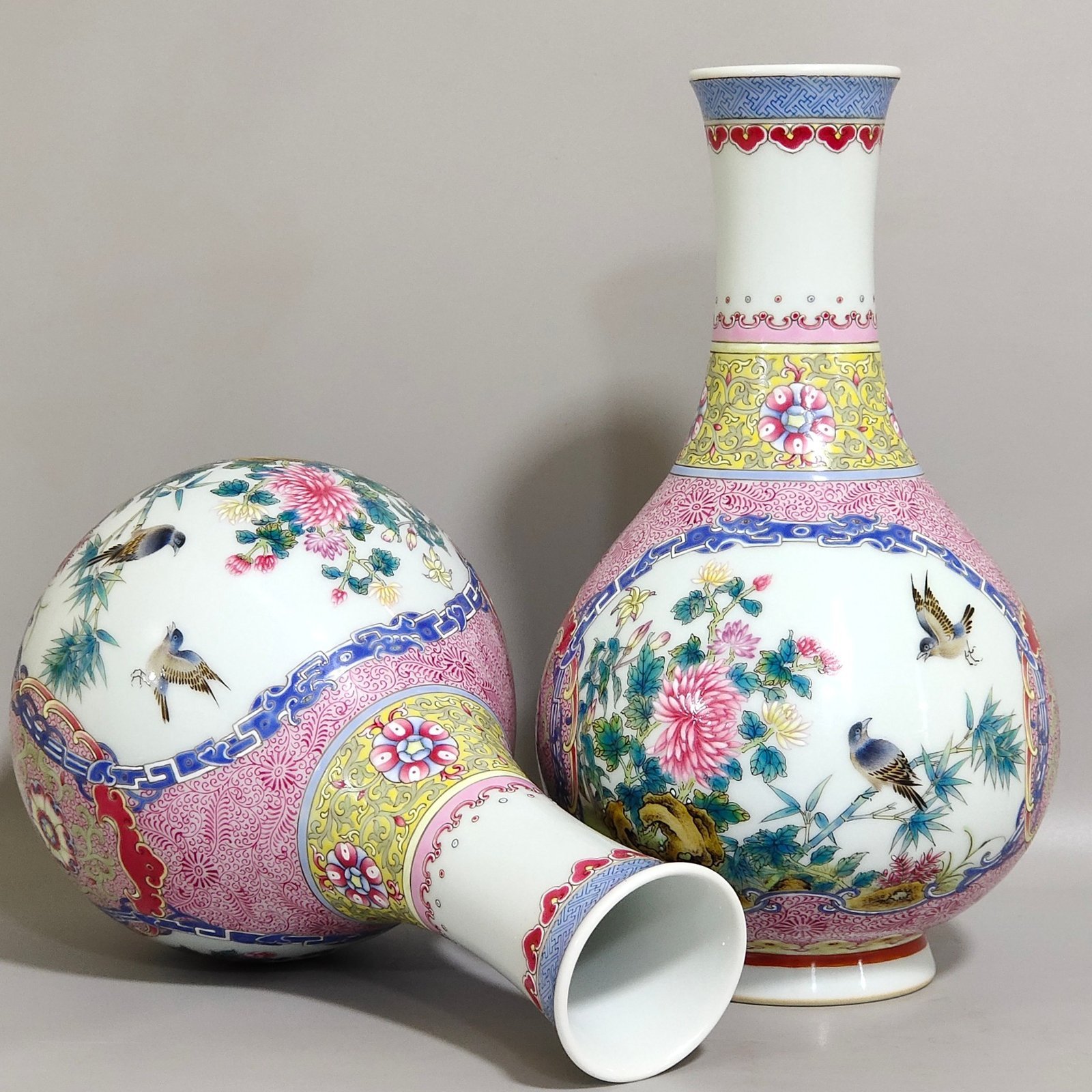 Qing Dynasty Yongzheng period window flower and bird flask