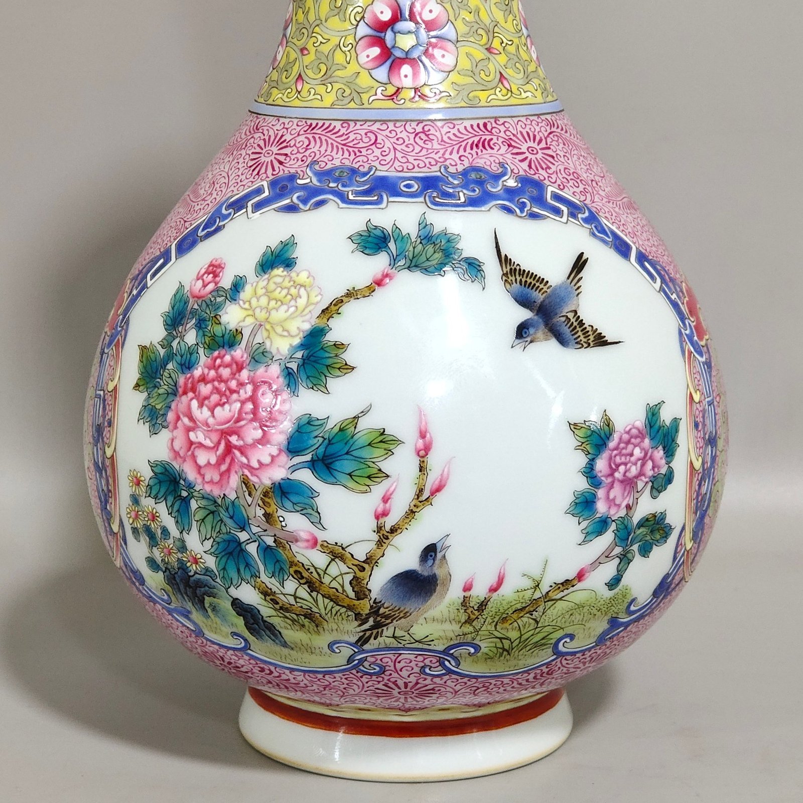 Qing Dynasty Yongzheng period window flower and bird flask