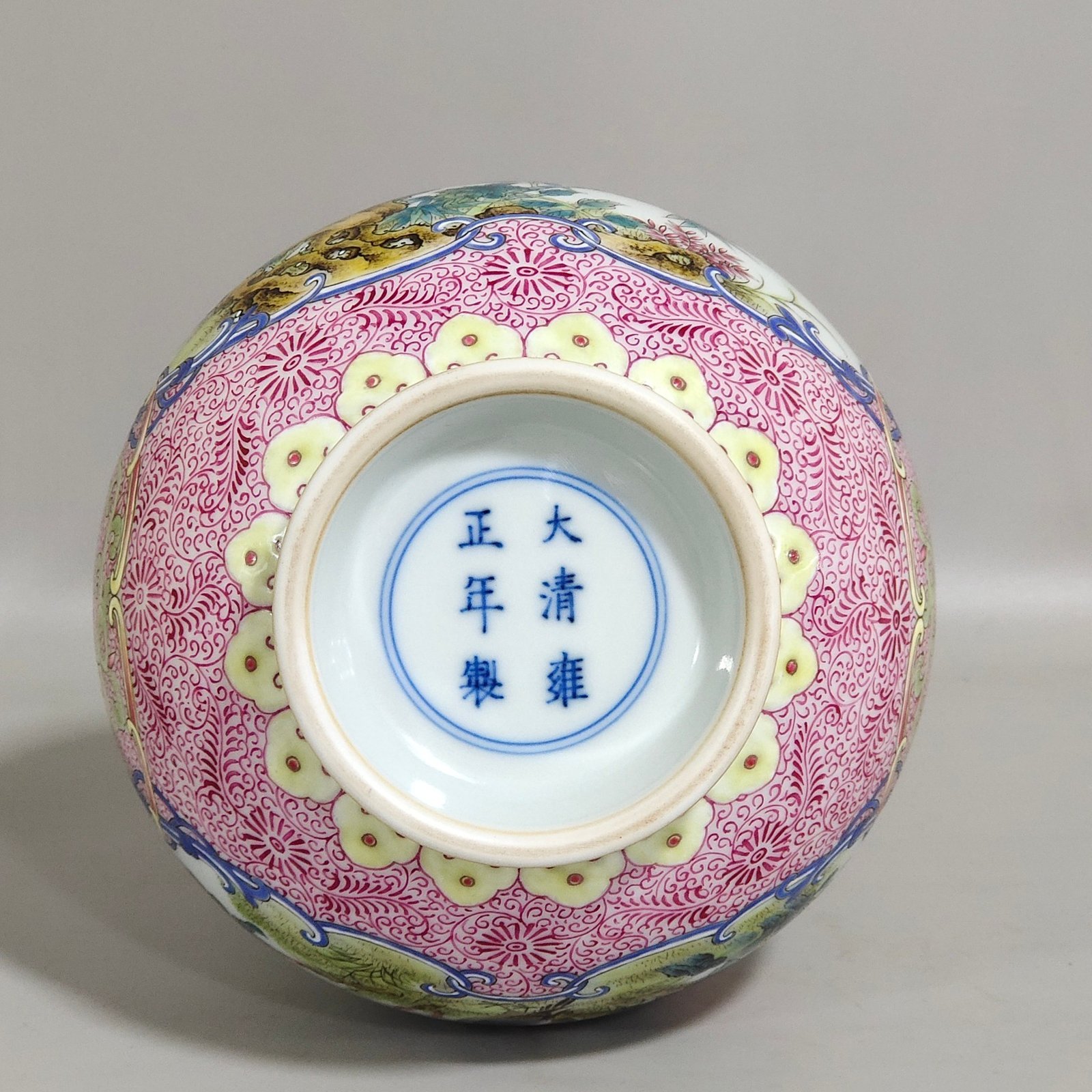 Qing Dynasty Yongzheng period window flower and bird flask