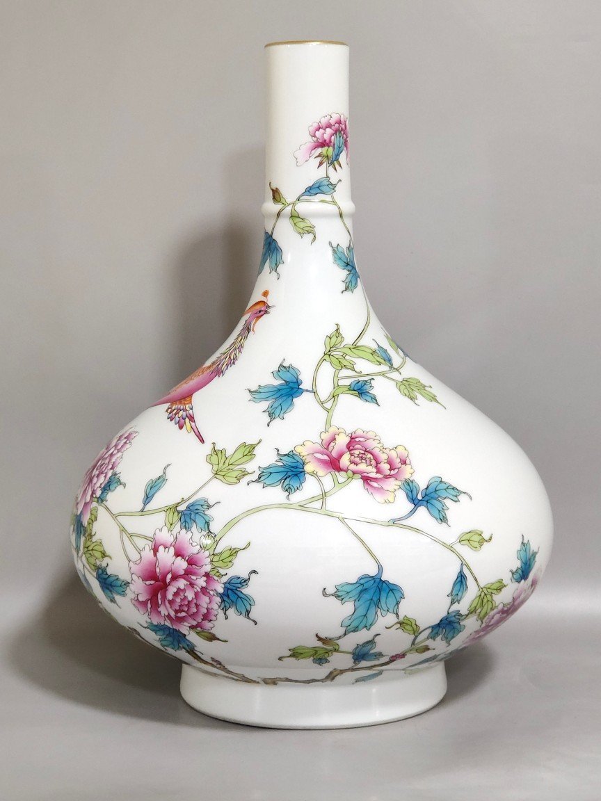 Qing Dynasty Yongzheng phoenix pierced peony vase