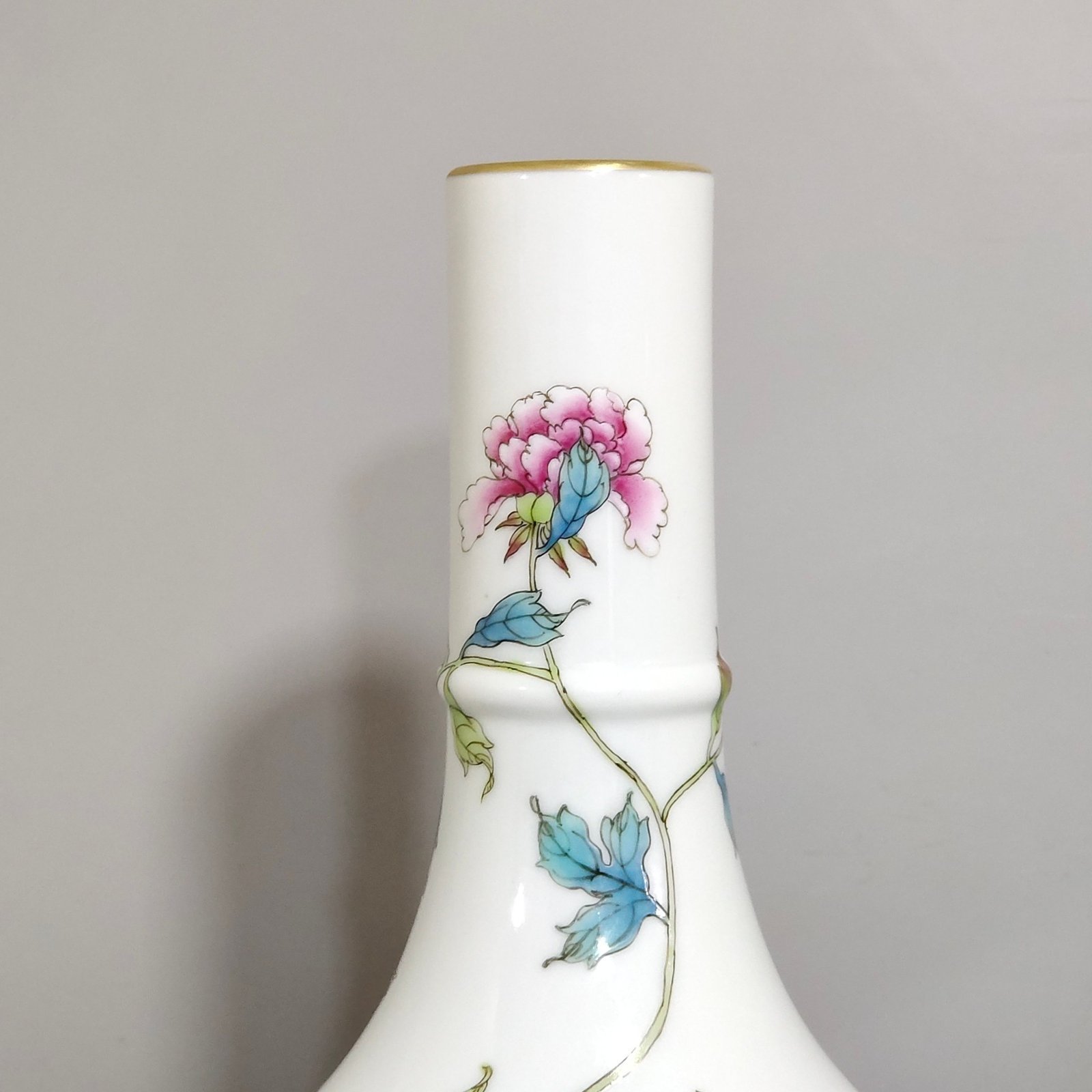 Qing Dynasty Yongzheng phoenix pierced peony vase