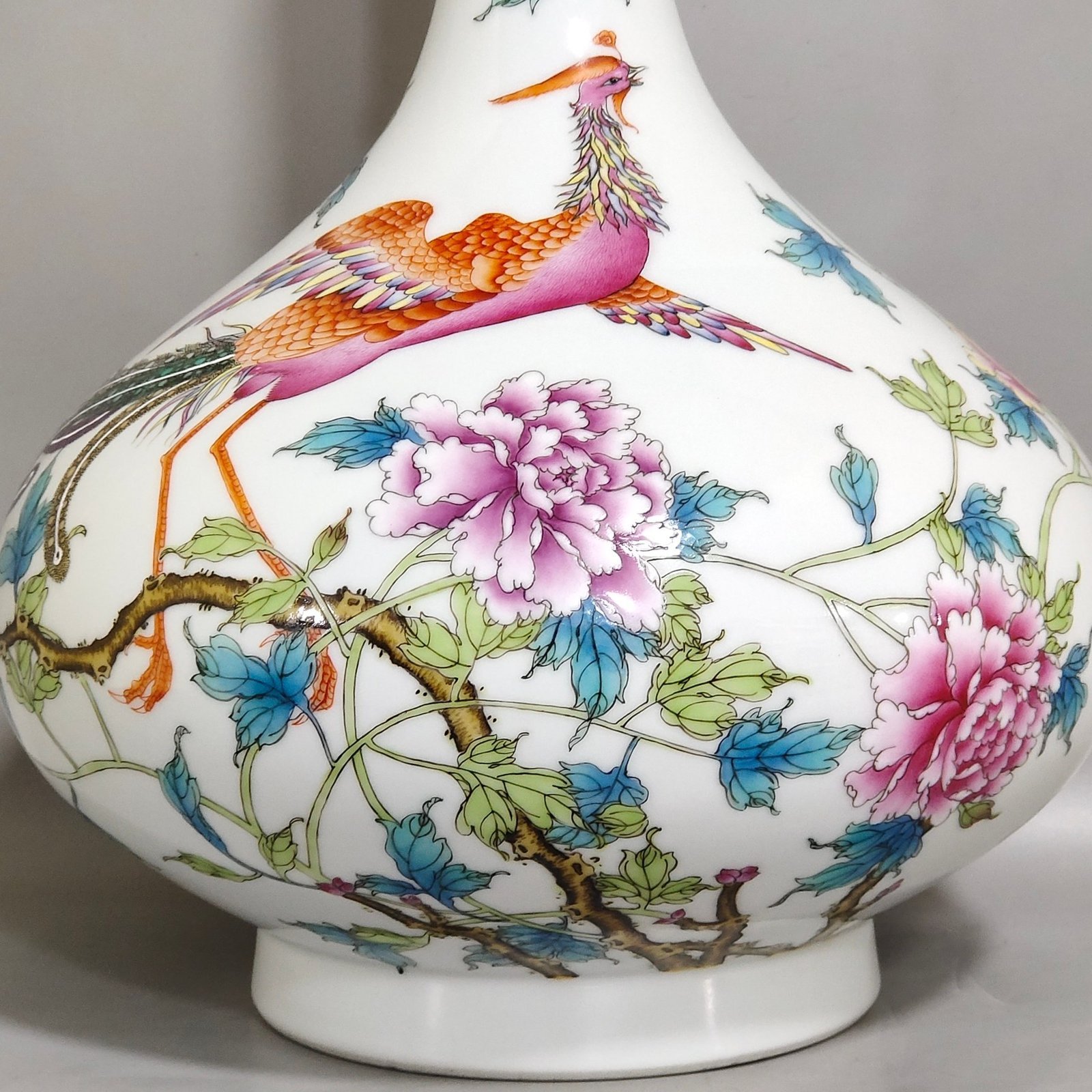 Qing Dynasty Yongzheng phoenix pierced peony vase