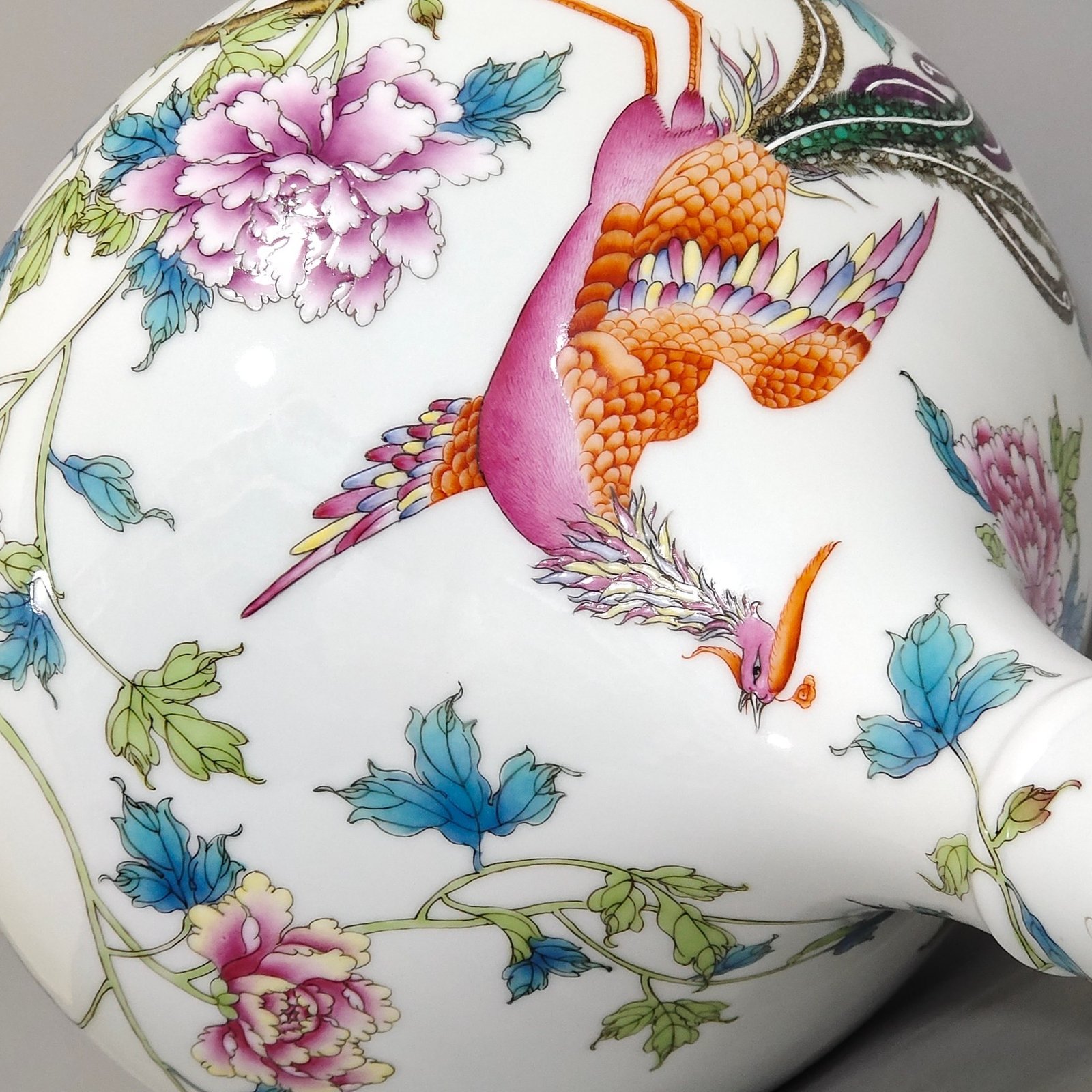 Qing Dynasty Yongzheng phoenix pierced peony vase