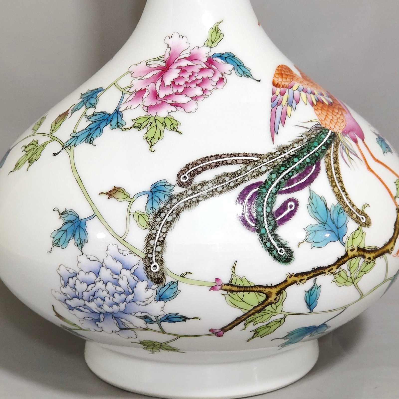 Qing Dynasty Yongzheng phoenix pierced peony vase