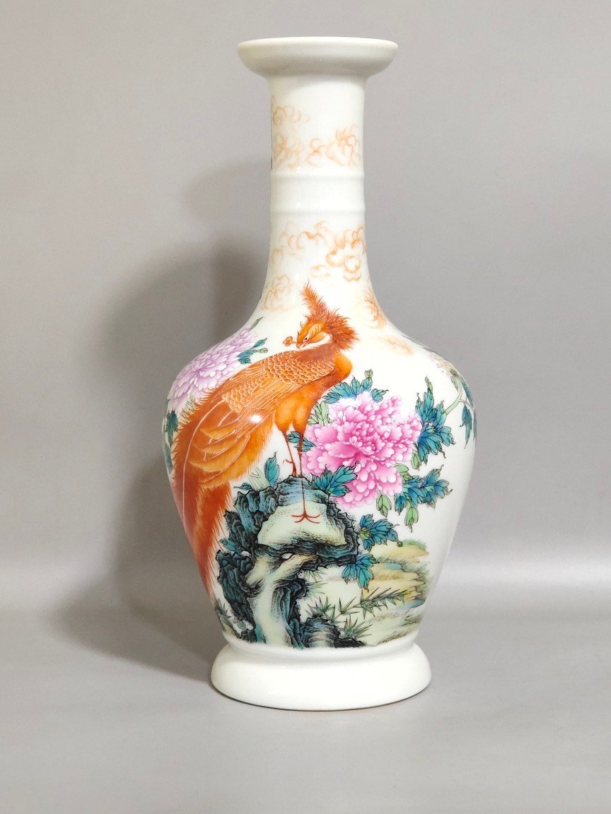 Qing Dynasty Yongzheng phoenix pierced peony olive vase