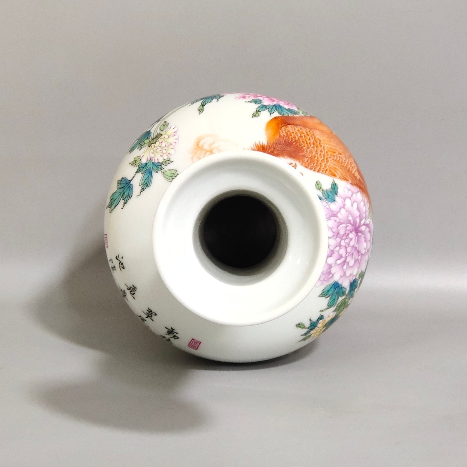 Qing Dynasty Yongzheng phoenix pierced peony olive vase
