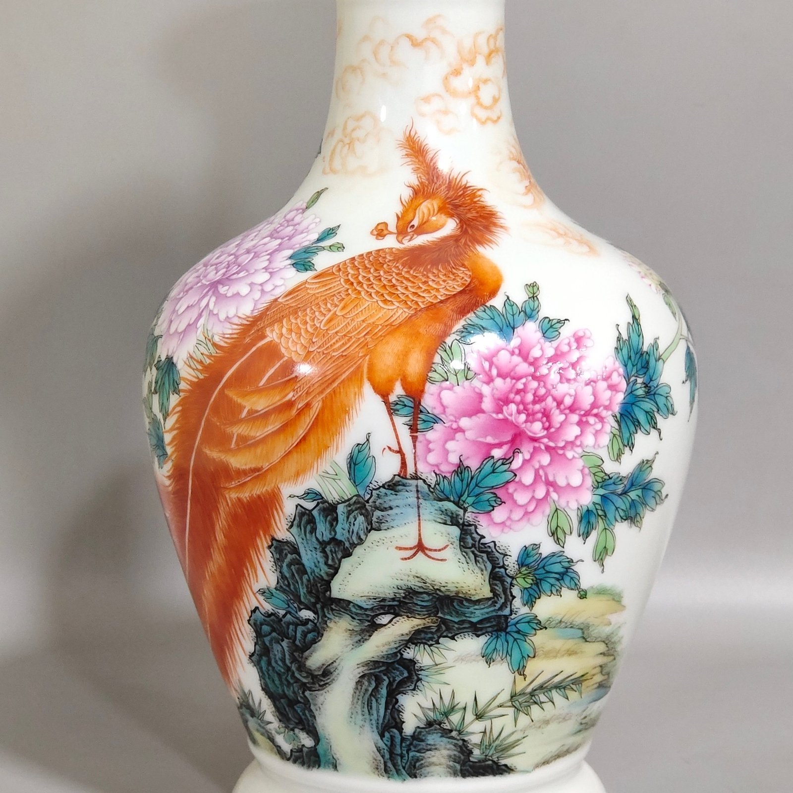 Qing Dynasty Yongzheng phoenix pierced peony olive vase