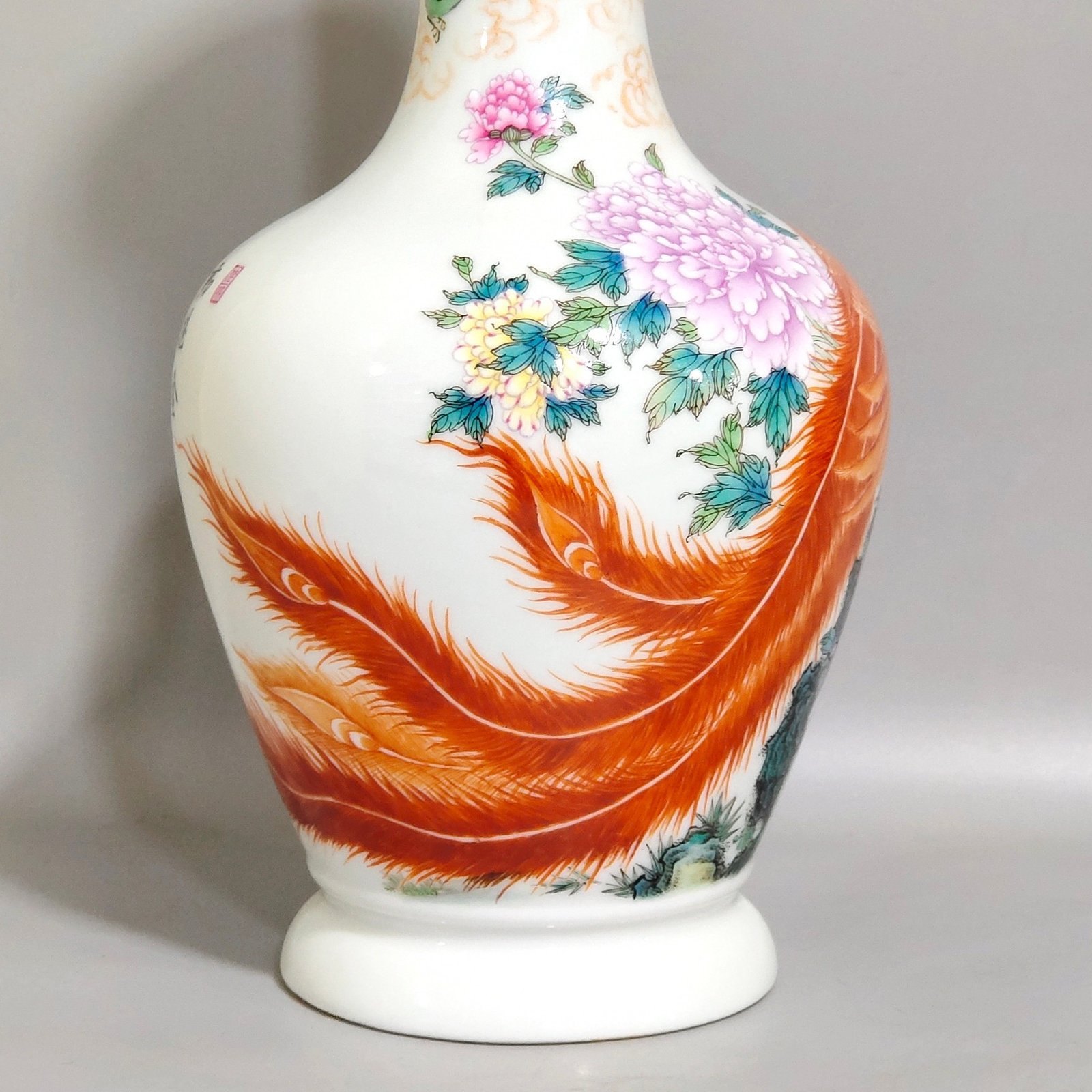 Qing Dynasty Yongzheng phoenix pierced peony olive vase