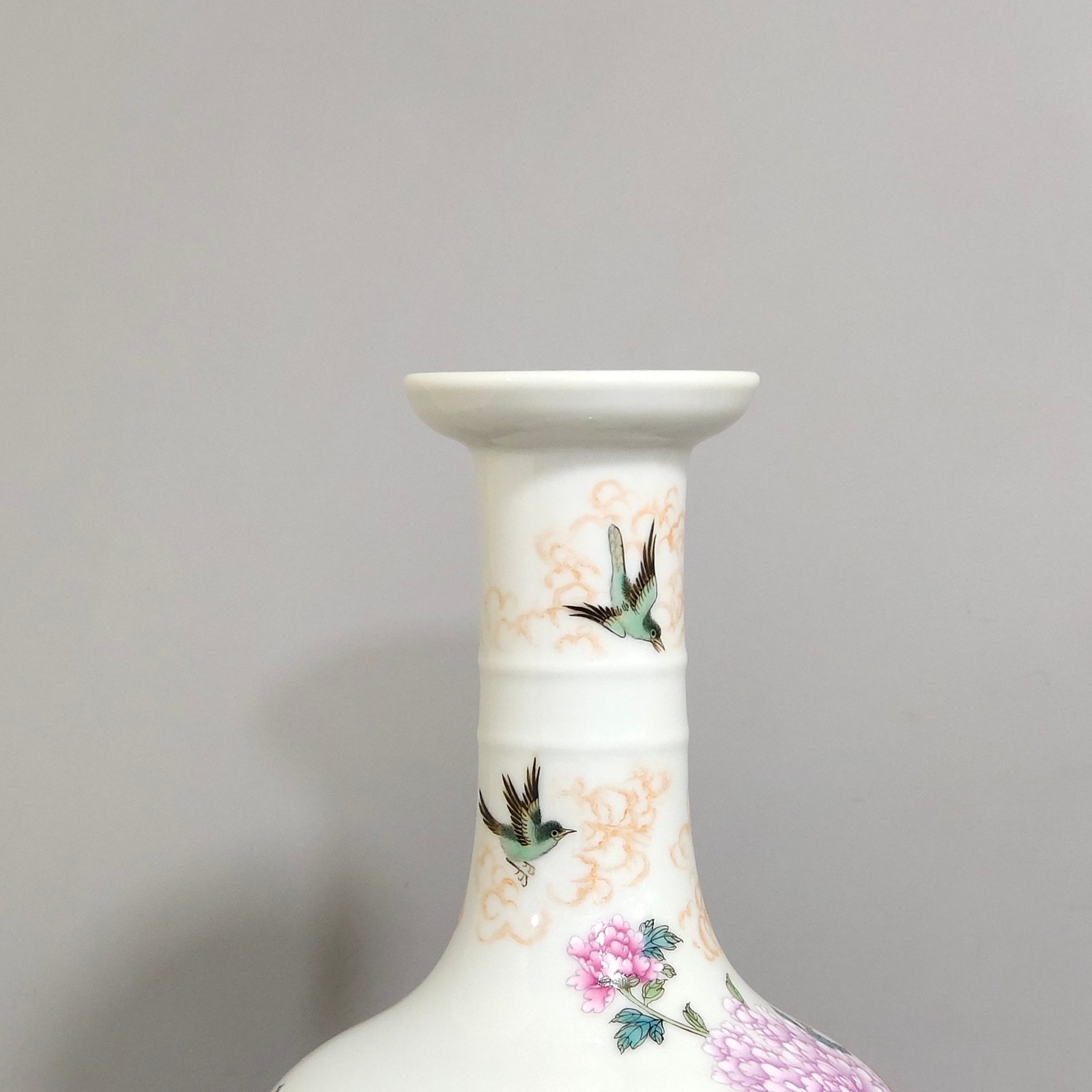 Qing Dynasty Yongzheng phoenix pierced peony olive vase