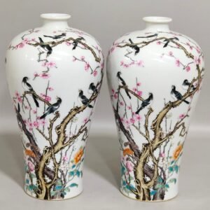 Qing Dynasty Yongzheng Twelve Plum Vase