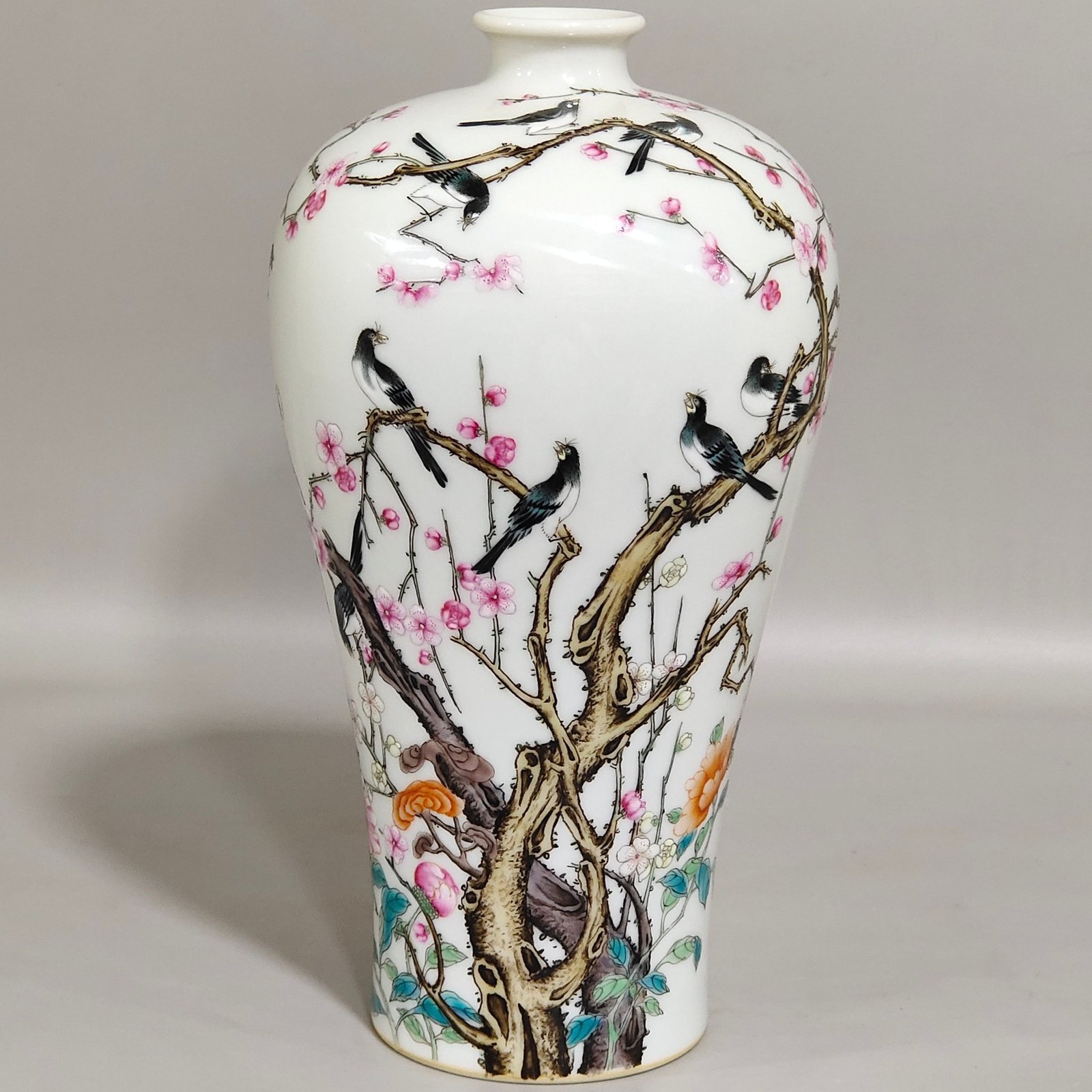 Qing Dynasty Yongzheng Twelve Plum Vase