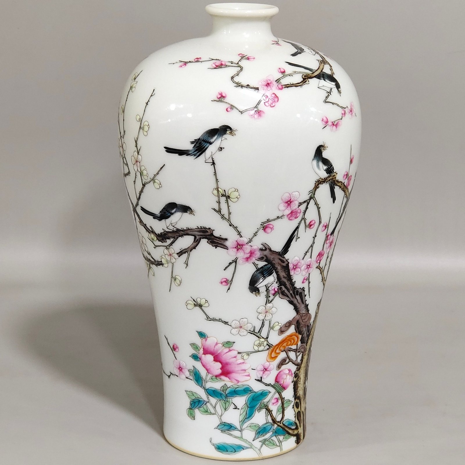 Qing Dynasty Yongzheng Twelve Plum Vase