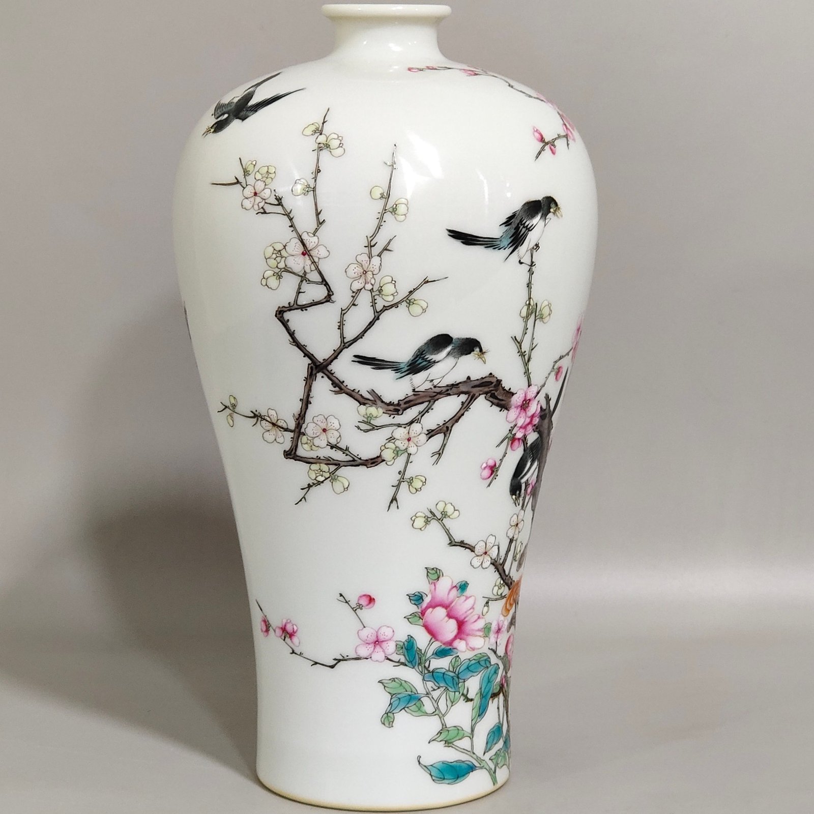 Qing Dynasty Yongzheng Twelve Plum Vase