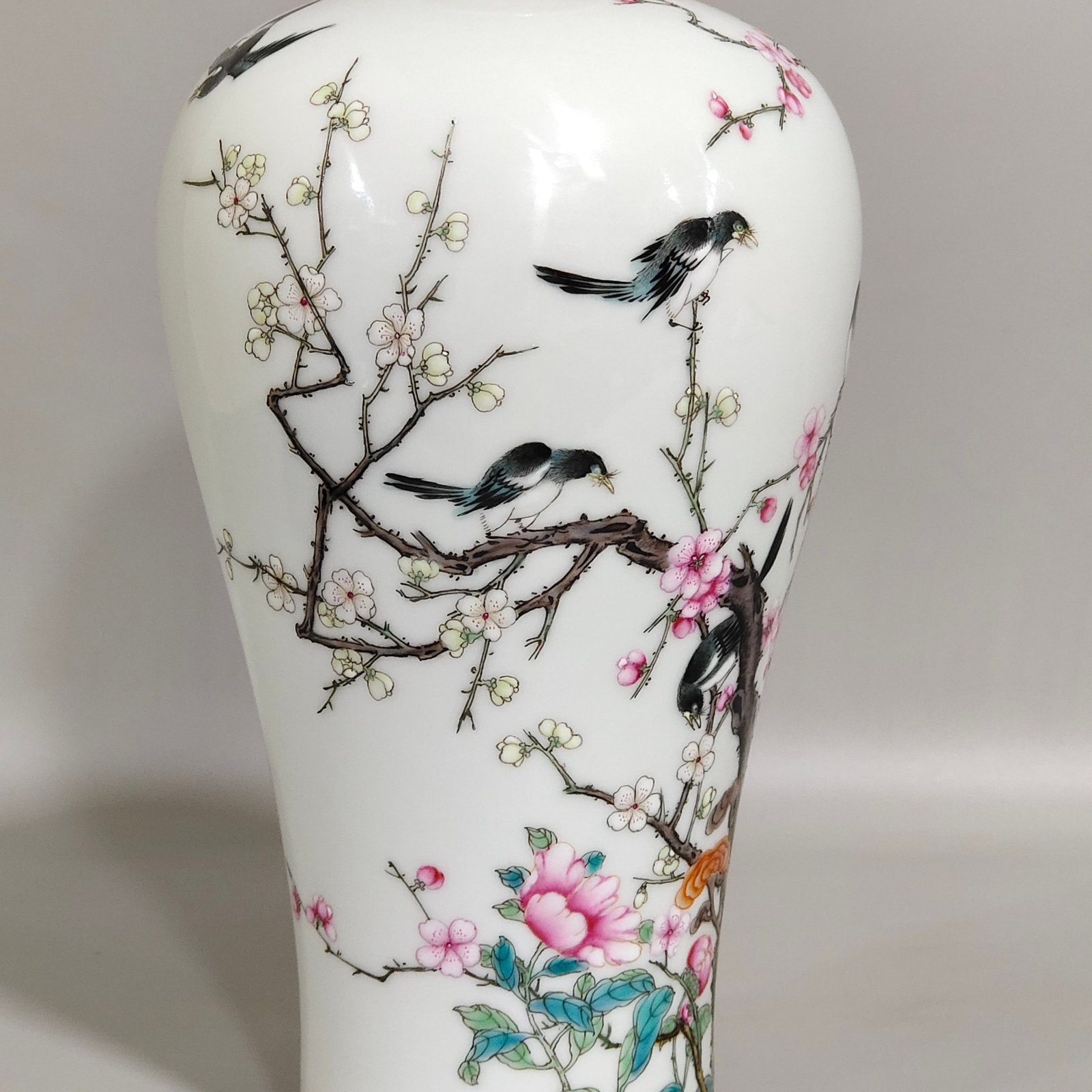 Qing Dynasty Yongzheng Twelve Plum Vase