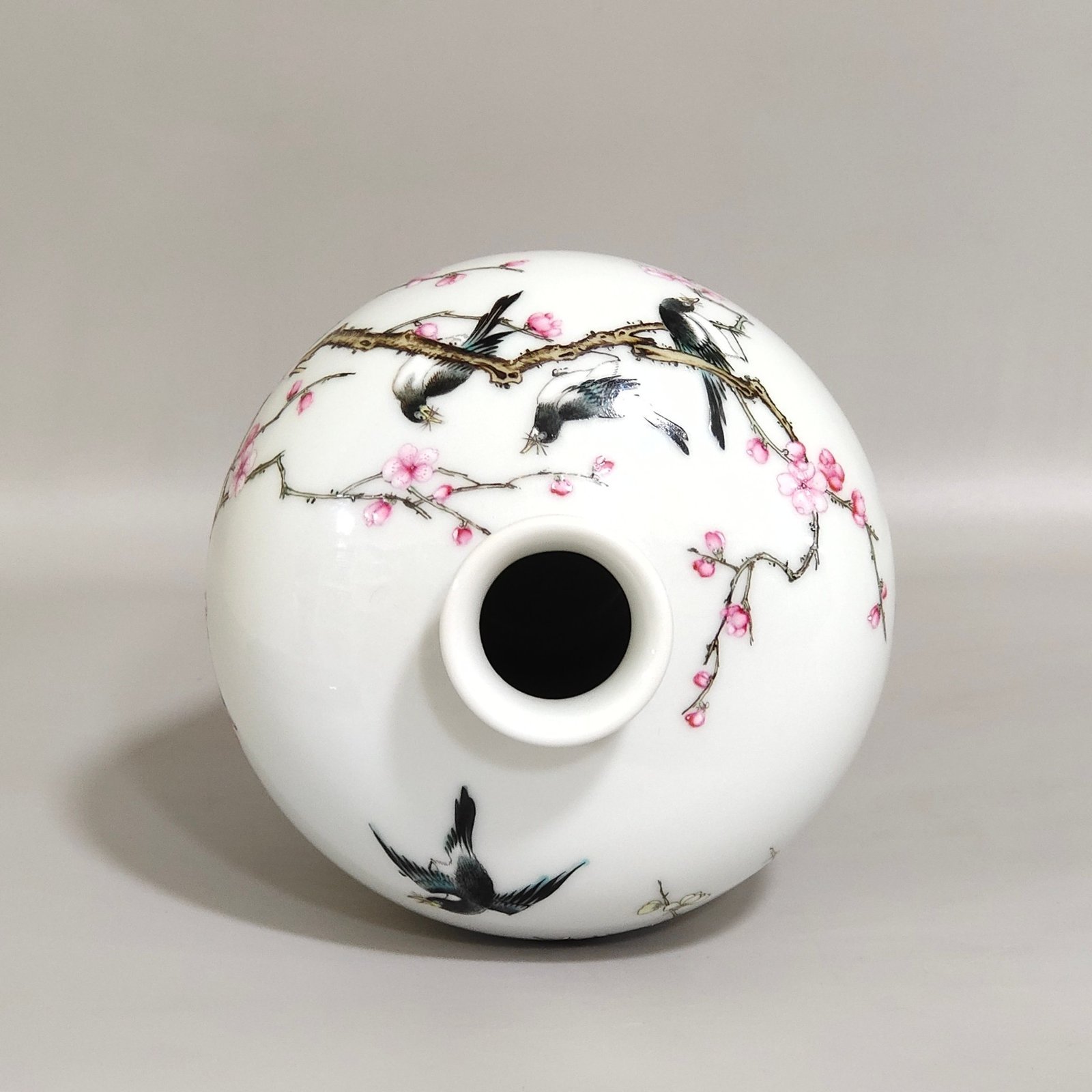 Qing Dynasty Yongzheng Twelve Plum Vase