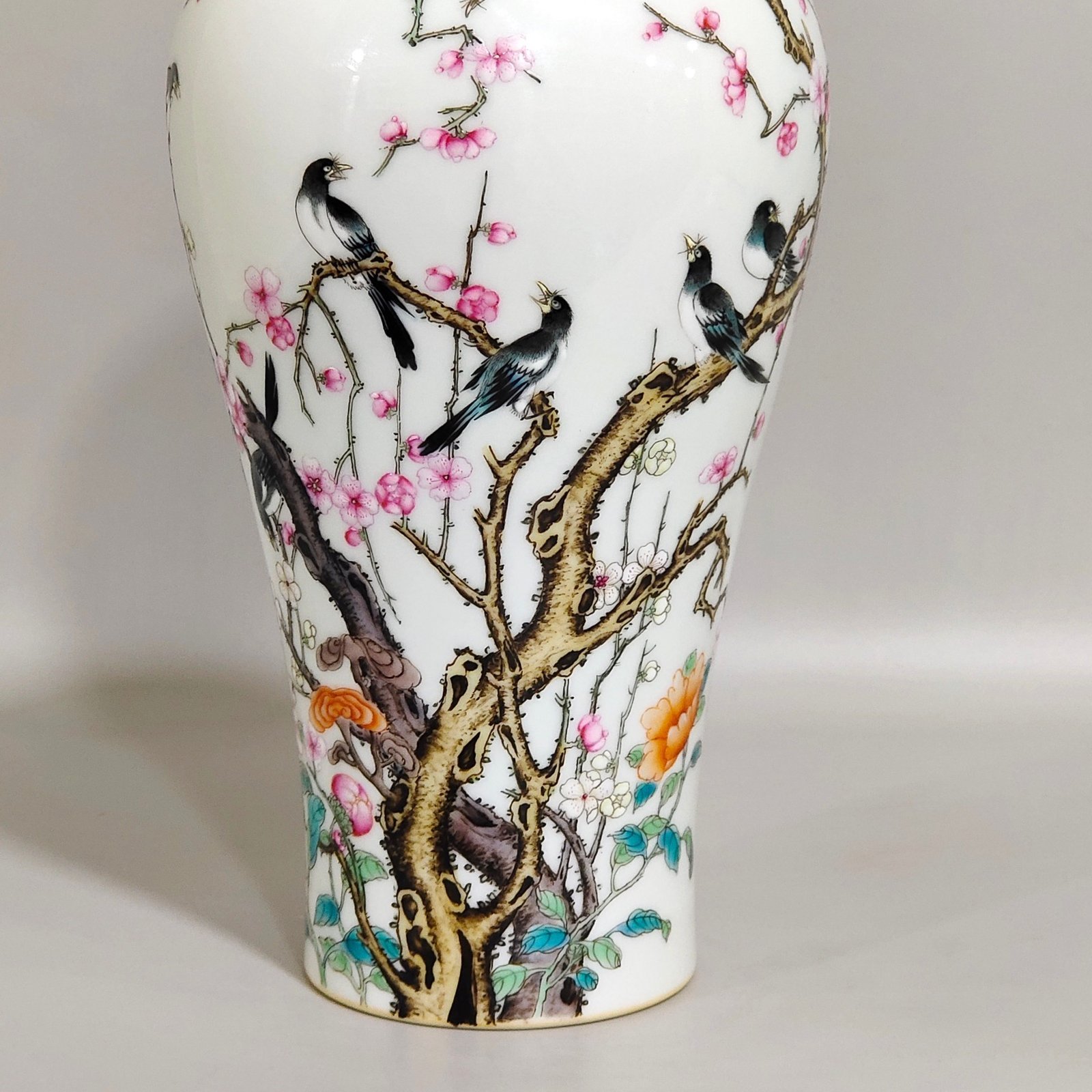 Qing Dynasty Yongzheng Twelve Plum Vase