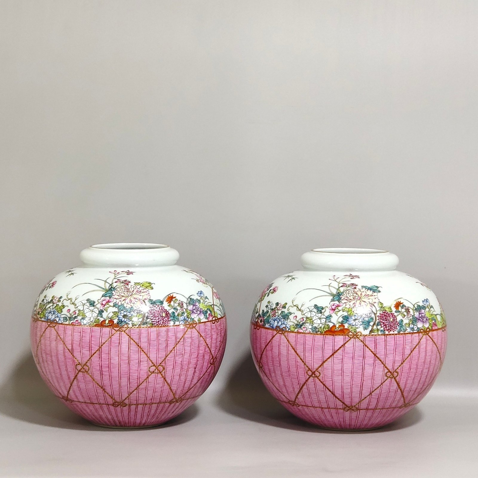 Qing Dynasty Yongzheng A flower basket jar with twelve flower gods