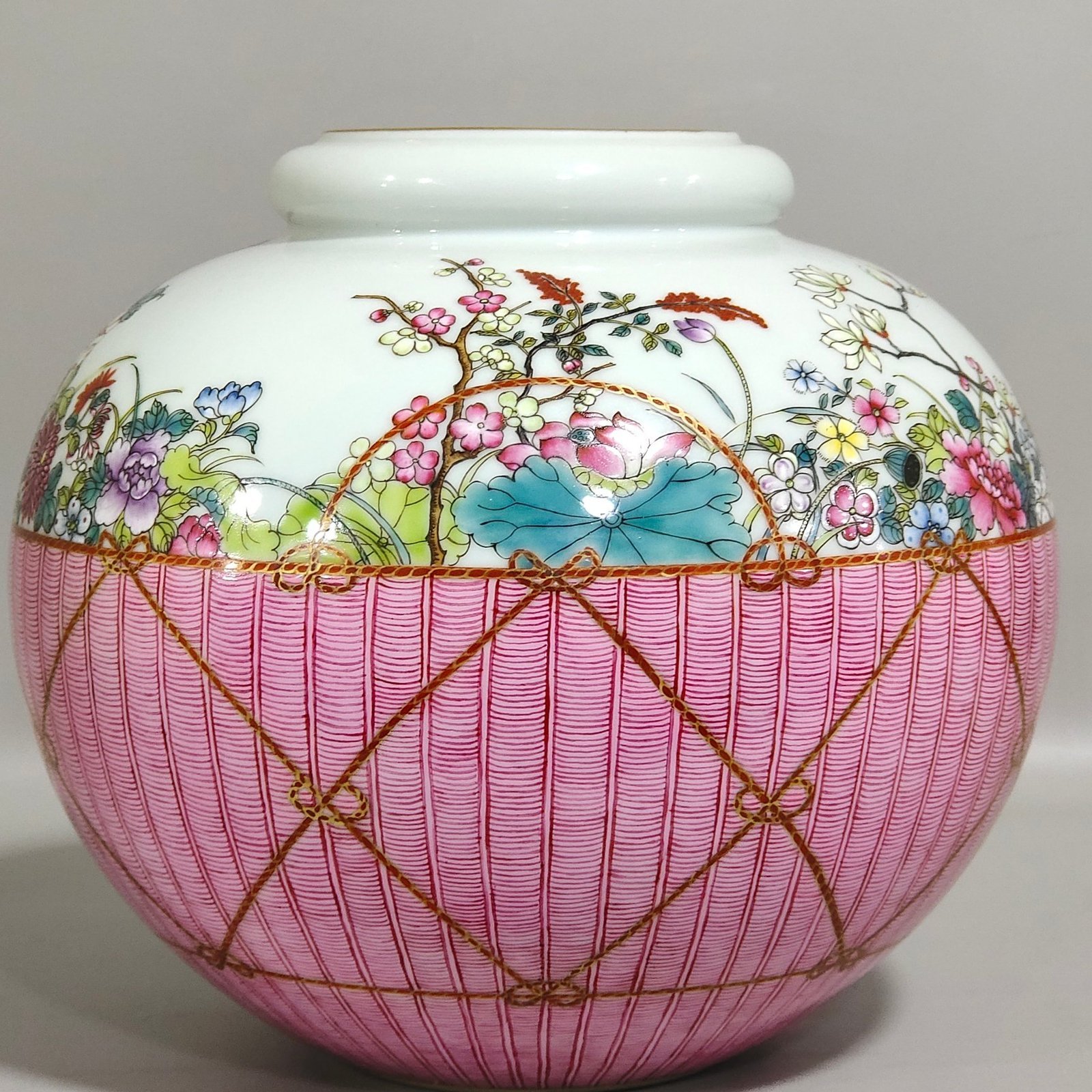 Qing Dynasty Yongzheng A flower basket jar with twelve flower gods