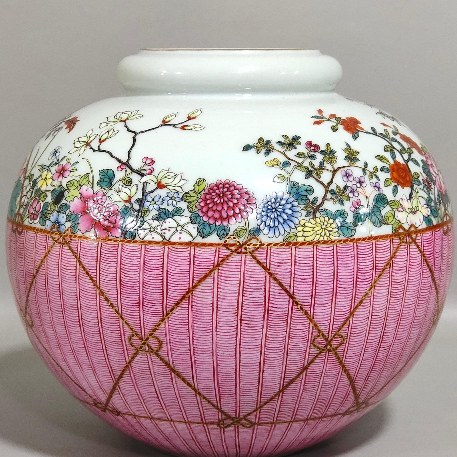 Qing Dynasty Yongzheng A flower basket jar with twelve flower gods