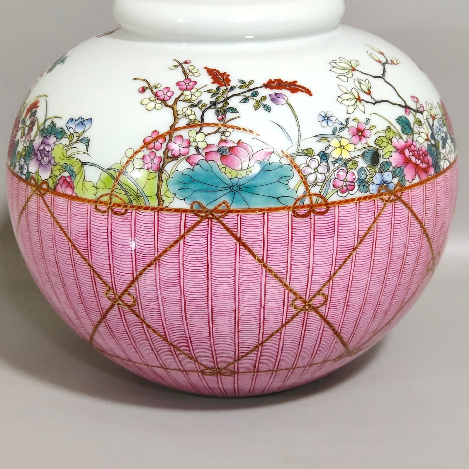Qing Dynasty Yongzheng A flower basket jar with twelve flower gods