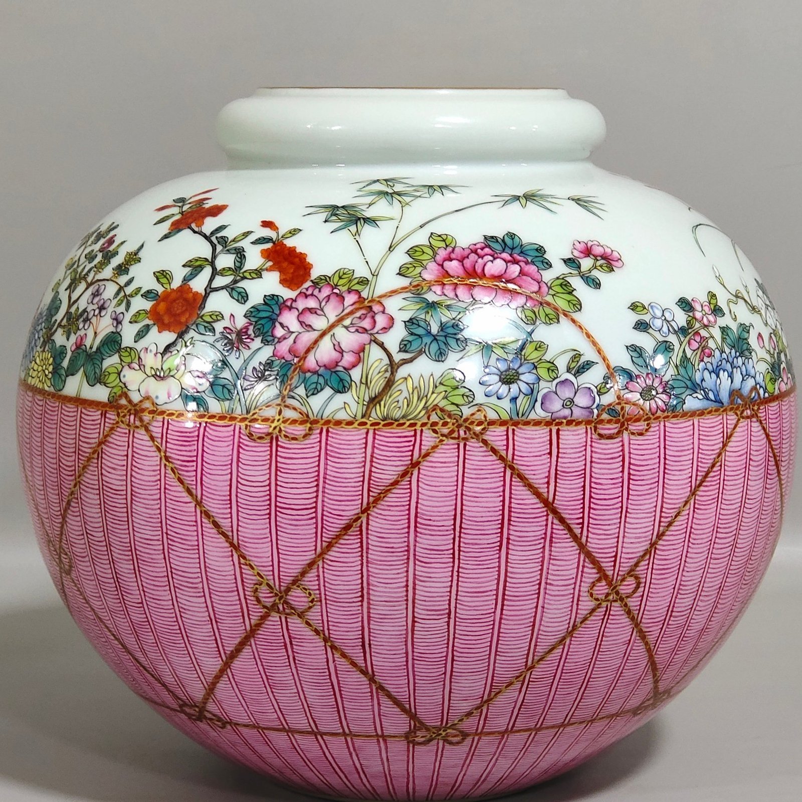 Qing Dynasty Yongzheng A flower basket jar with twelve flower gods