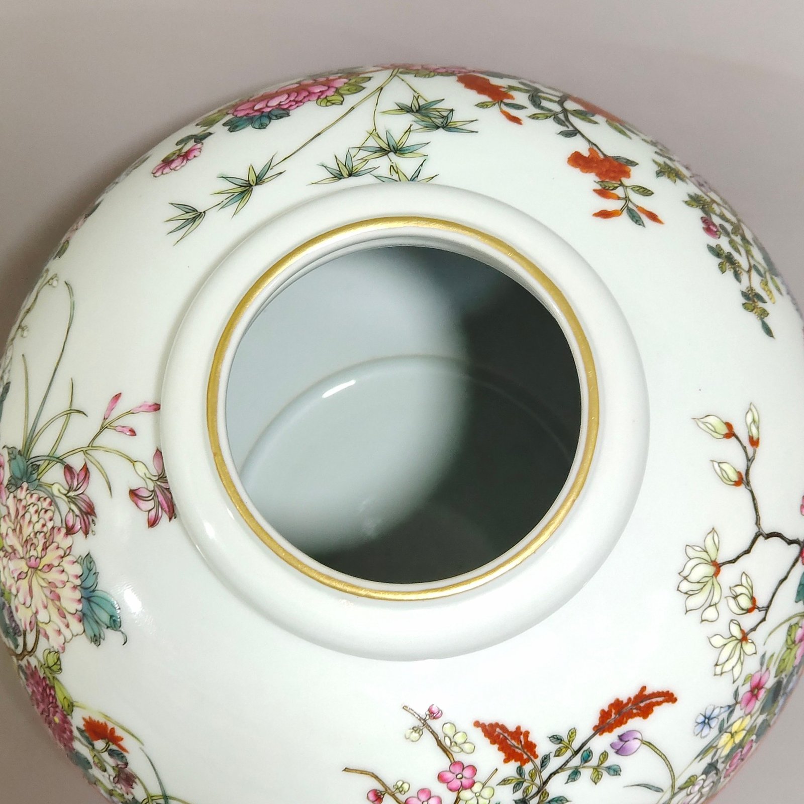 Qing Dynasty Yongzheng A flower basket jar with twelve flower gods