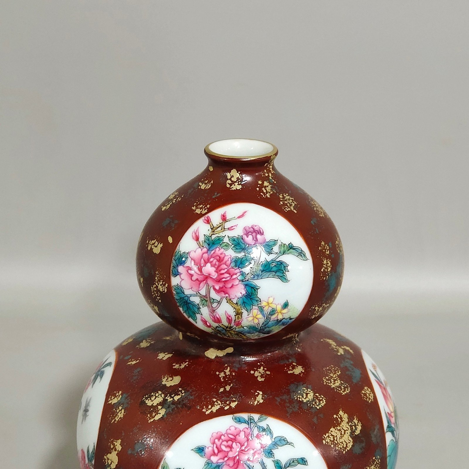 Qing Dynasty Yongzheng bronze color window flower gourd vase