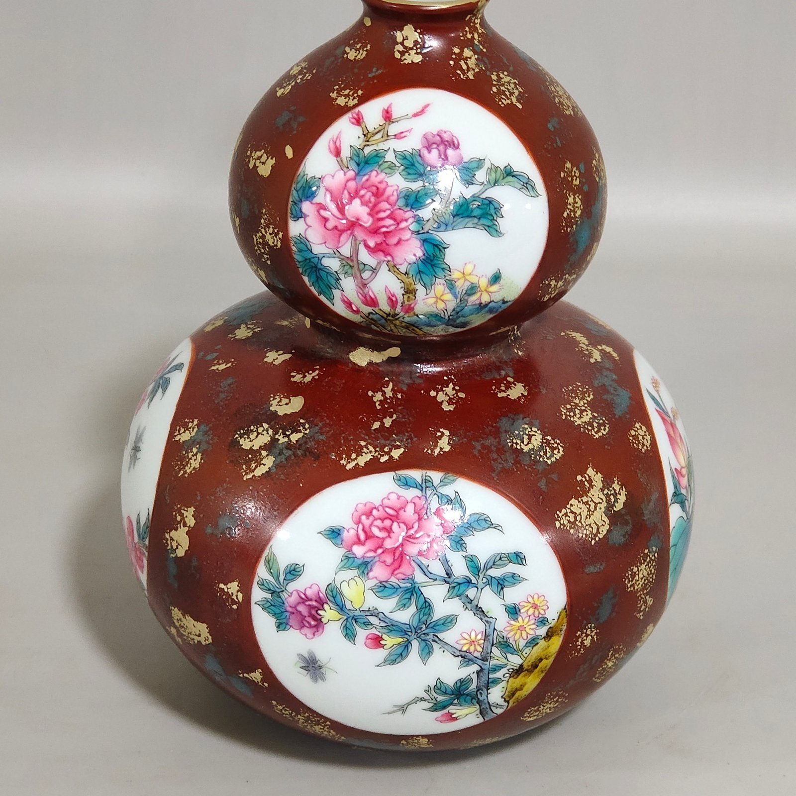 Qing Dynasty Yongzheng bronze color window flower gourd vase