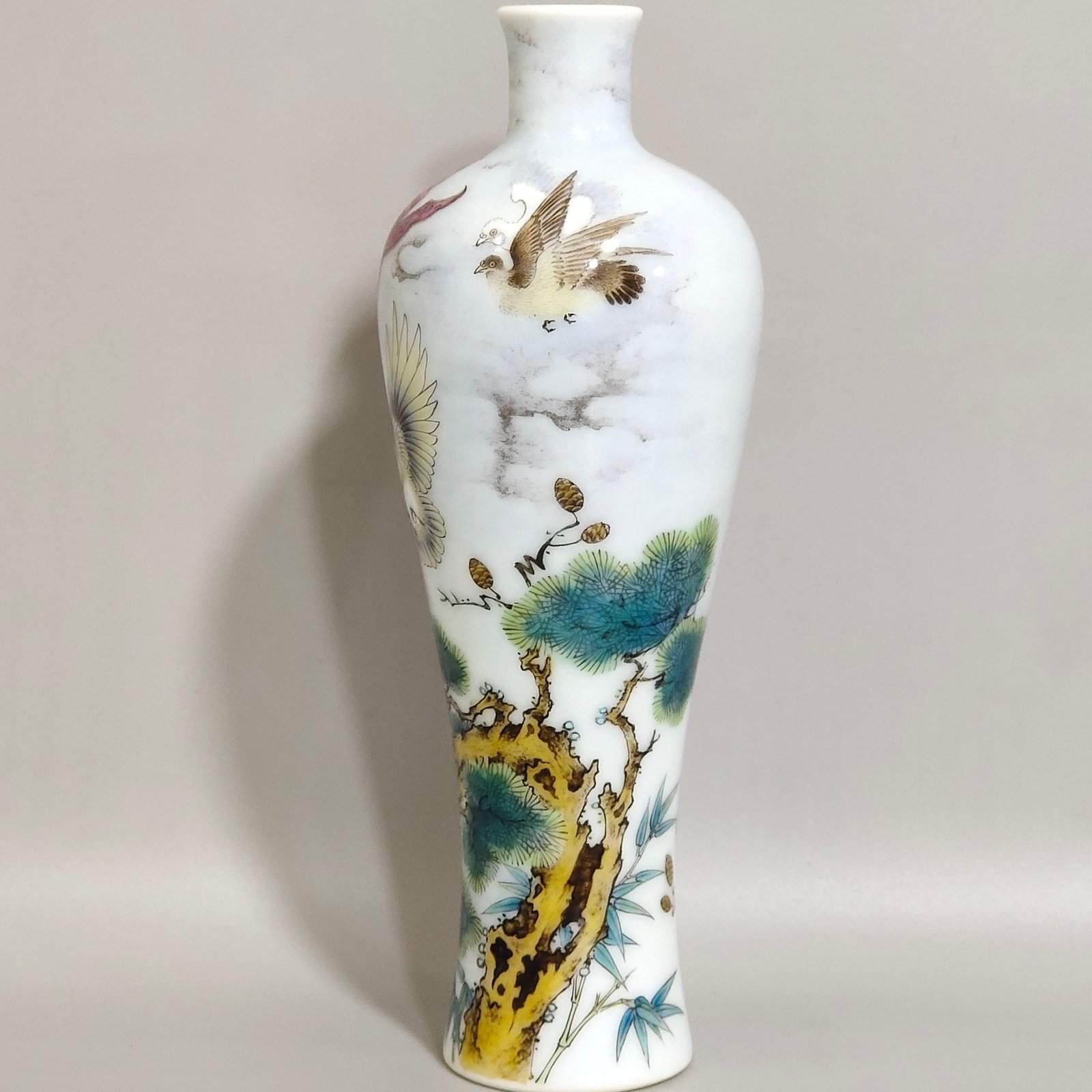 Qing Dynasty Yongzheng peace dove pine tree pattern plum vase
