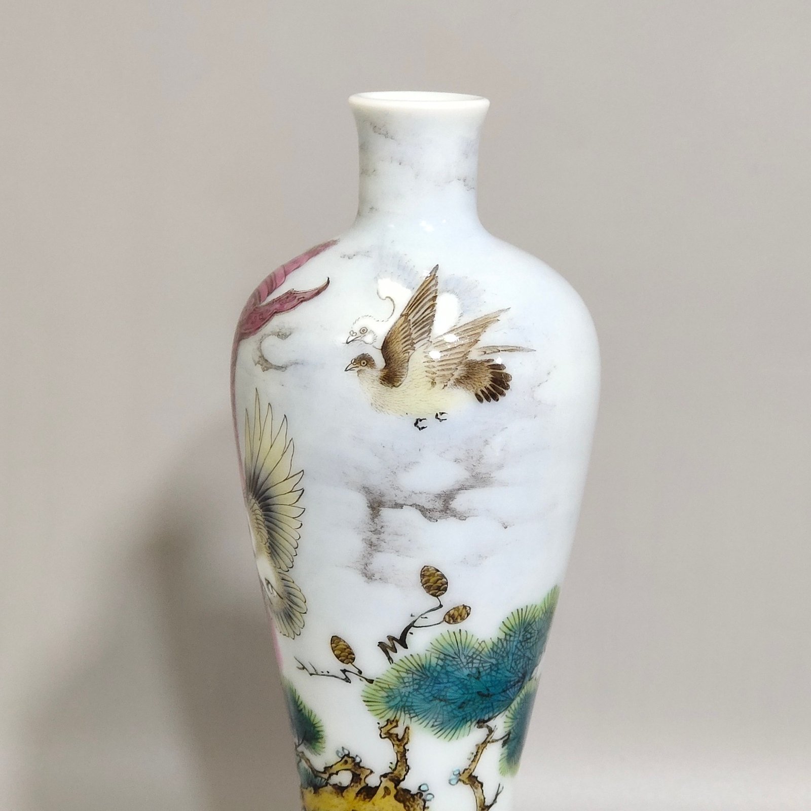Qing Dynasty Yongzheng peace dove pine tree pattern plum vase