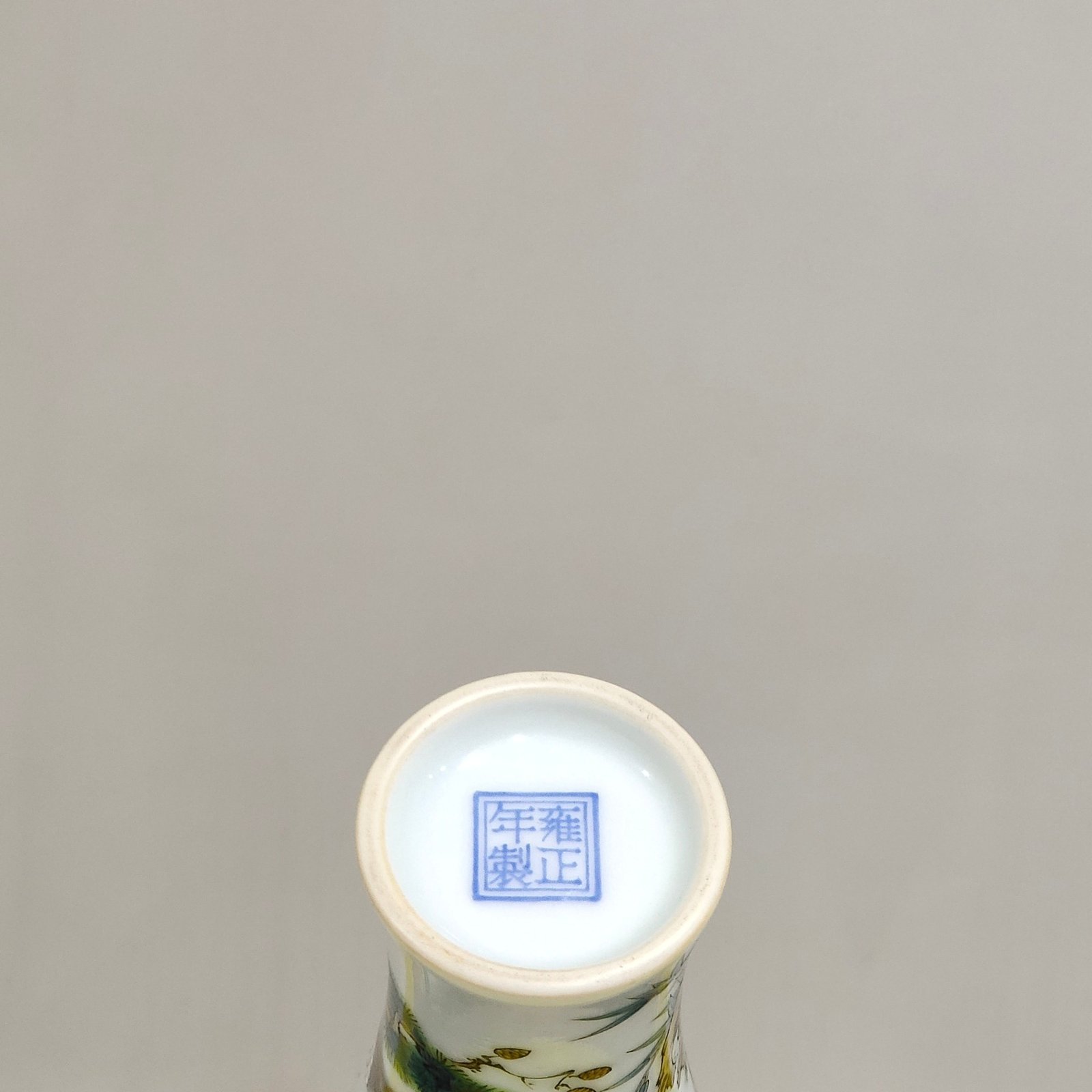 Qing Dynasty Yongzheng peace dove pine tree pattern plum vase