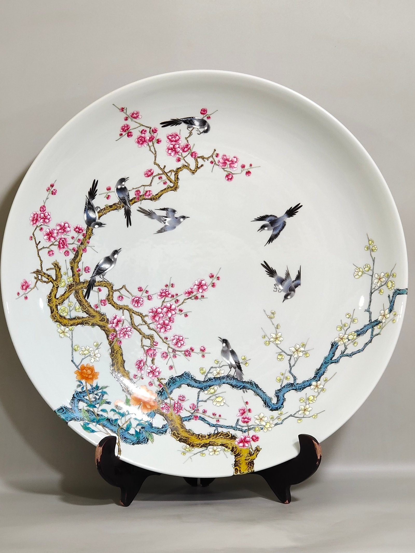 Qing Dynasty Yongzheng A large plate of magpies climbing plum trees and crossing branches