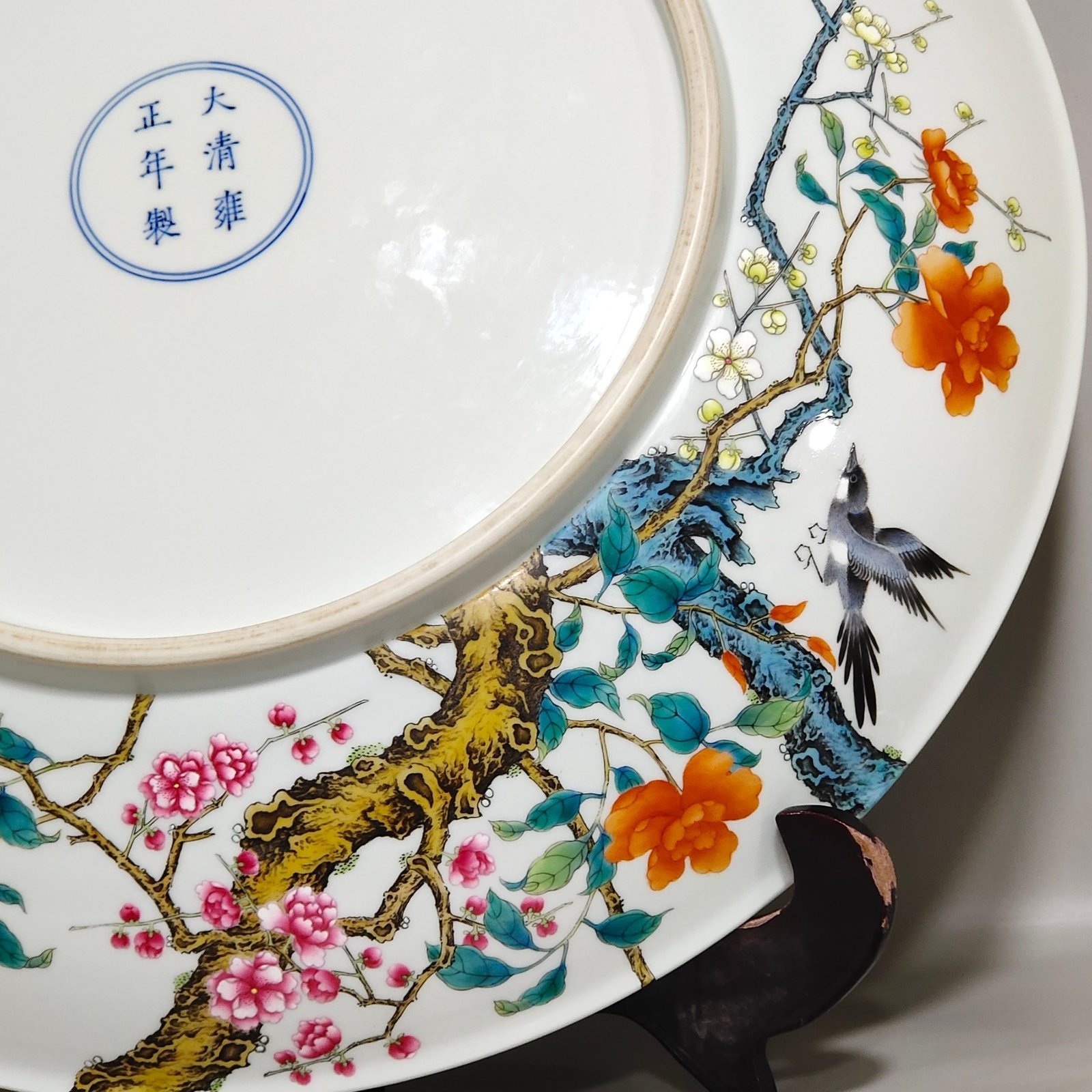 Qing Dynasty Yongzheng A large plate of magpies climbing plum trees and crossing branches
