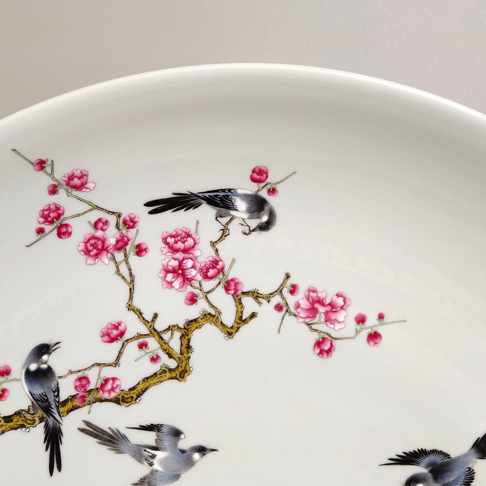 Qing Dynasty Yongzheng A large plate of magpies climbing plum trees and crossing branches