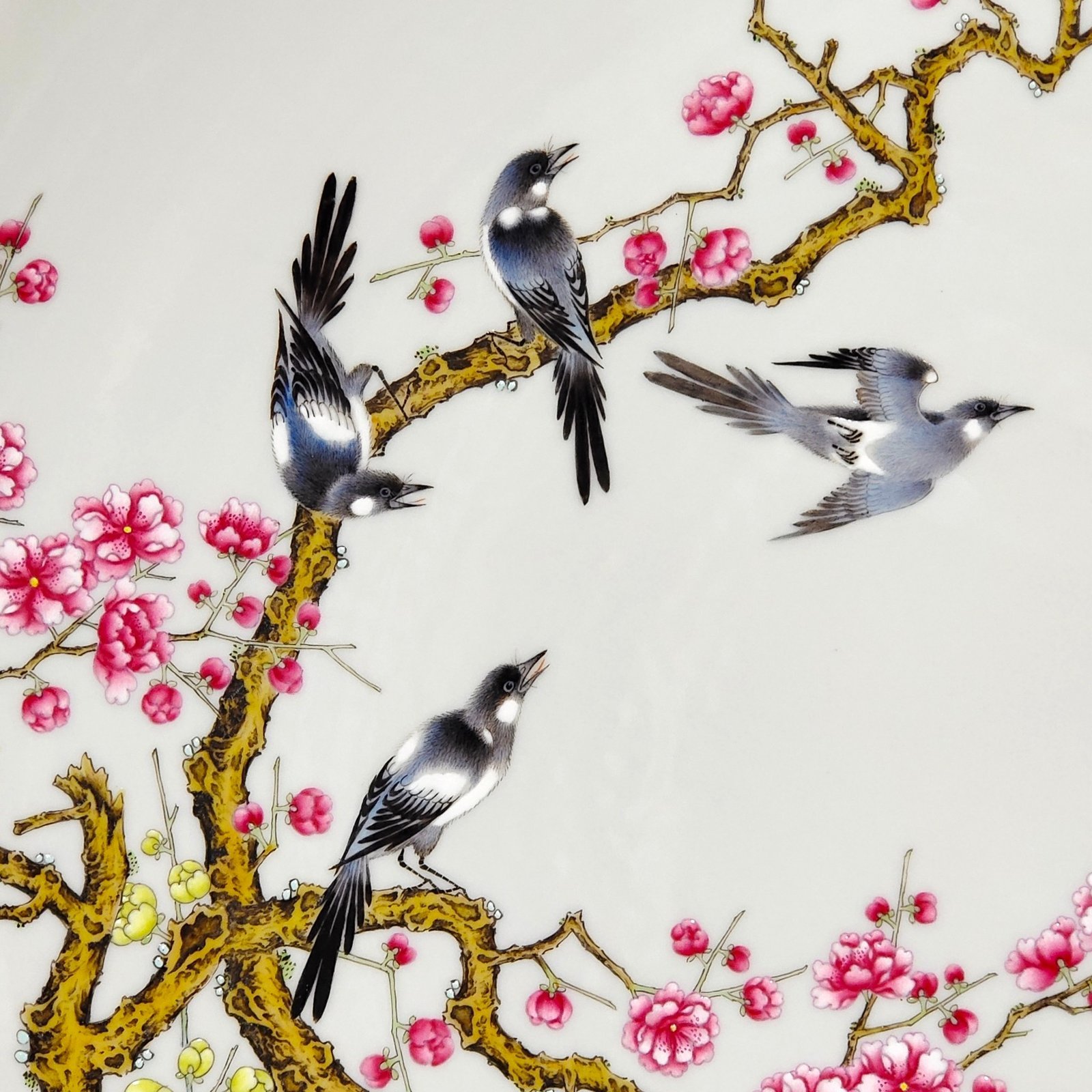 Qing Dynasty Yongzheng A large plate of magpies climbing plum trees and crossing branches