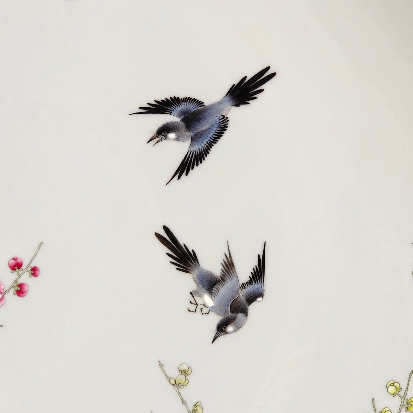 Qing Dynasty Yongzheng A large plate of magpies climbing plum trees and crossing branches