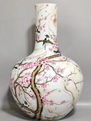 Qing Dynasty Yongzheng ink cloud pattern celestial sphere vase on the lintel tip