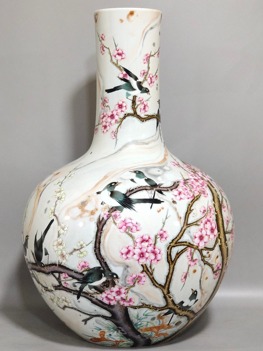 Qing Dynasty Yongzheng ink cloud pattern celestial sphere vase on the lintel tip