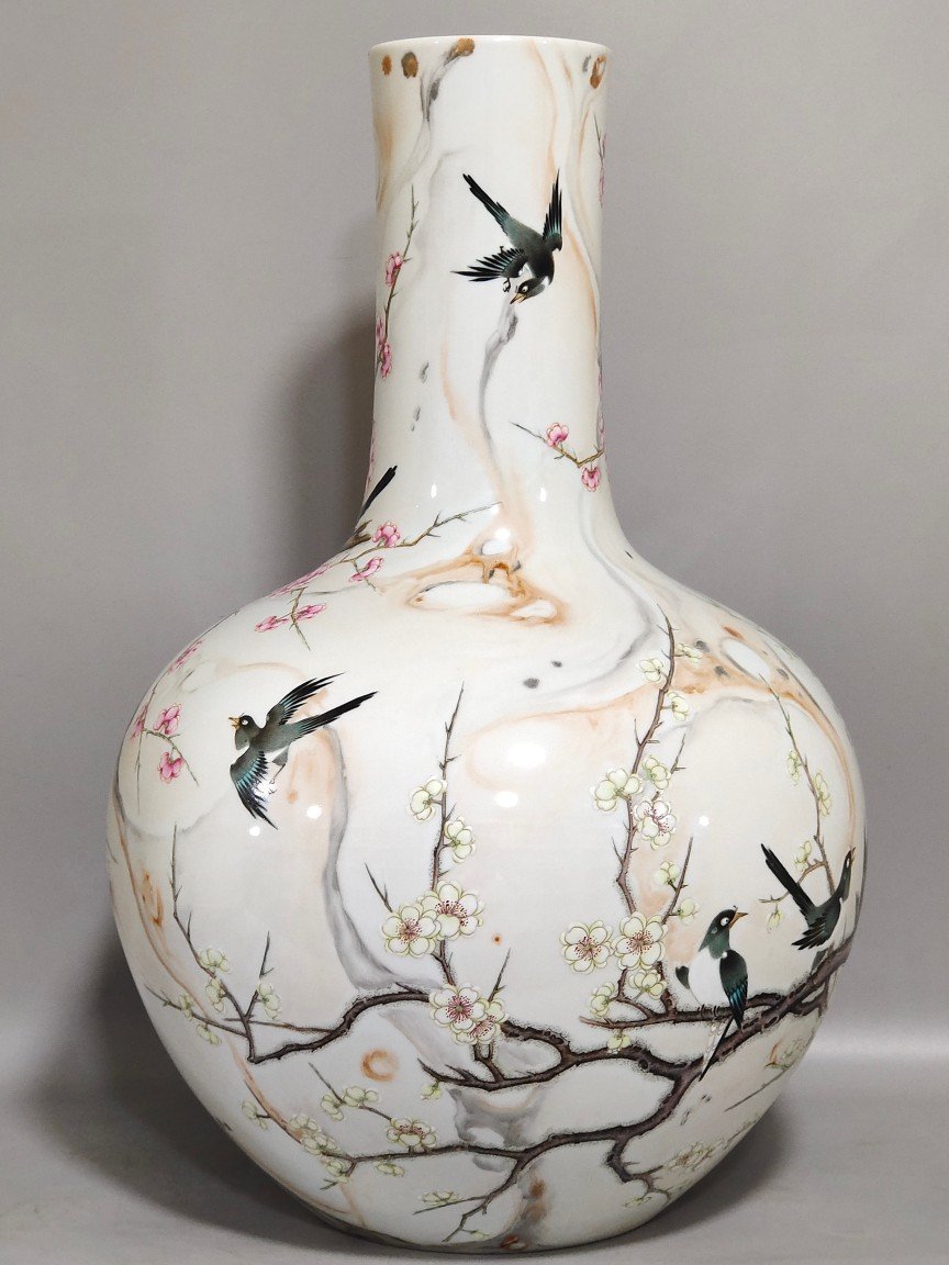 Qing Dynasty Yongzheng ink cloud pattern celestial sphere vase on the lintel tip