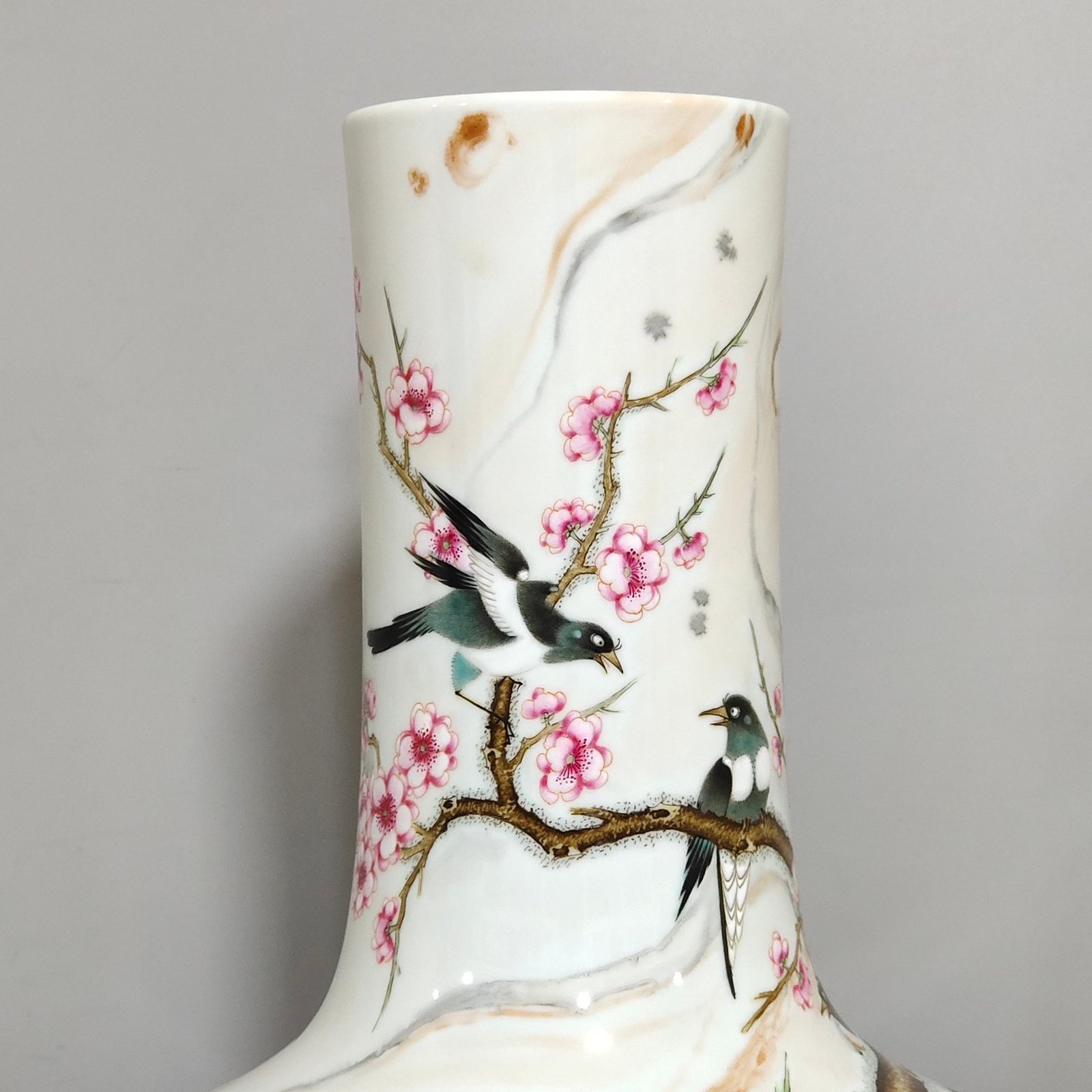 Qing Dynasty Yongzheng ink cloud pattern celestial sphere vase on the lintel tip