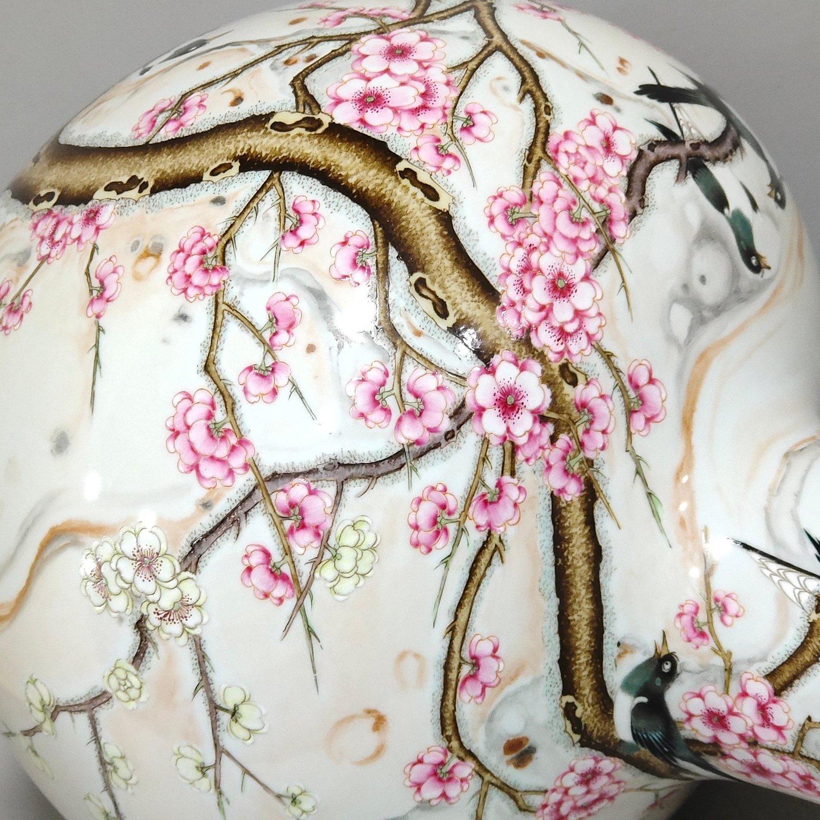 Qing Dynasty Yongzheng ink cloud pattern celestial sphere vase on the lintel tip