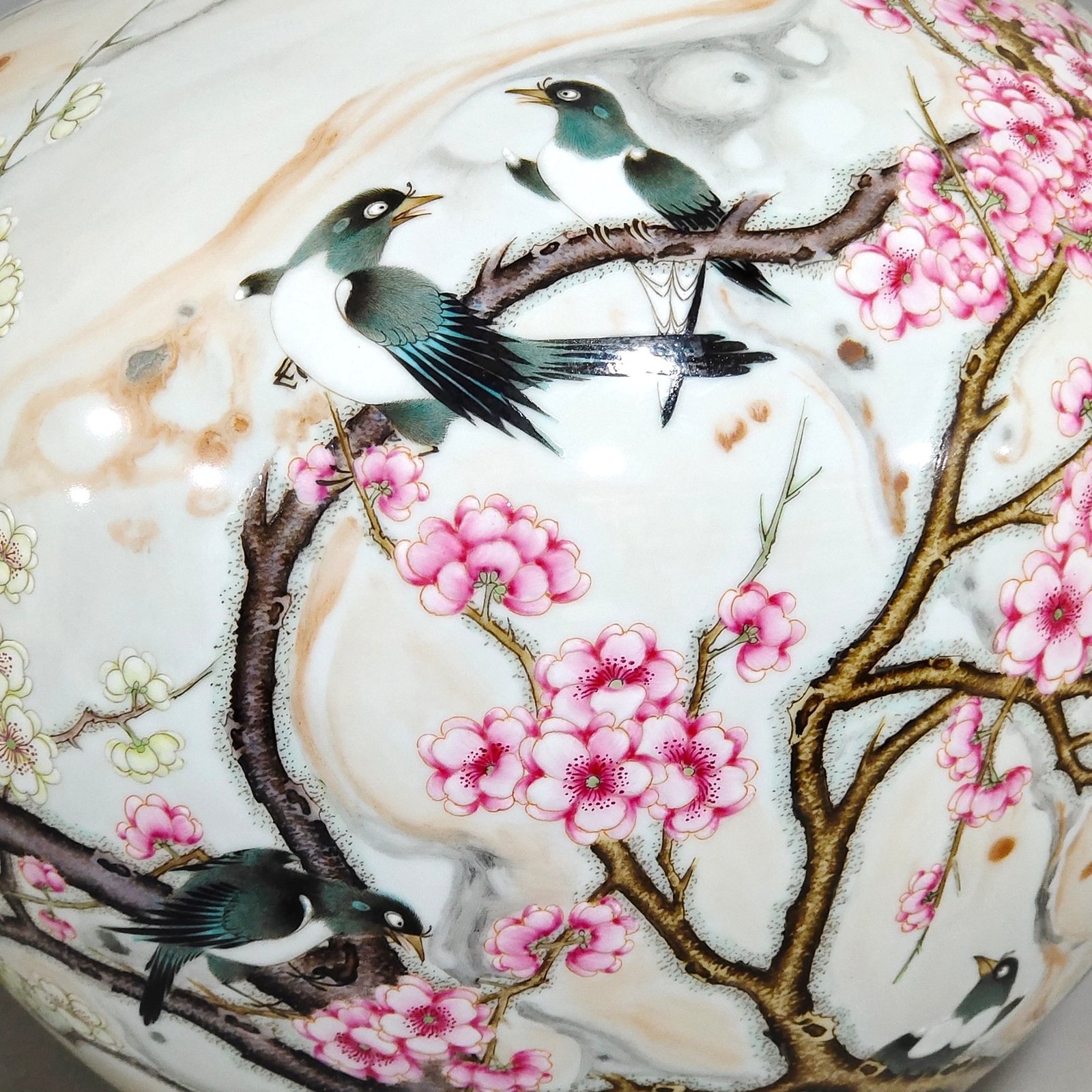 Qing Dynasty Yongzheng ink cloud pattern celestial sphere vase on the lintel tip