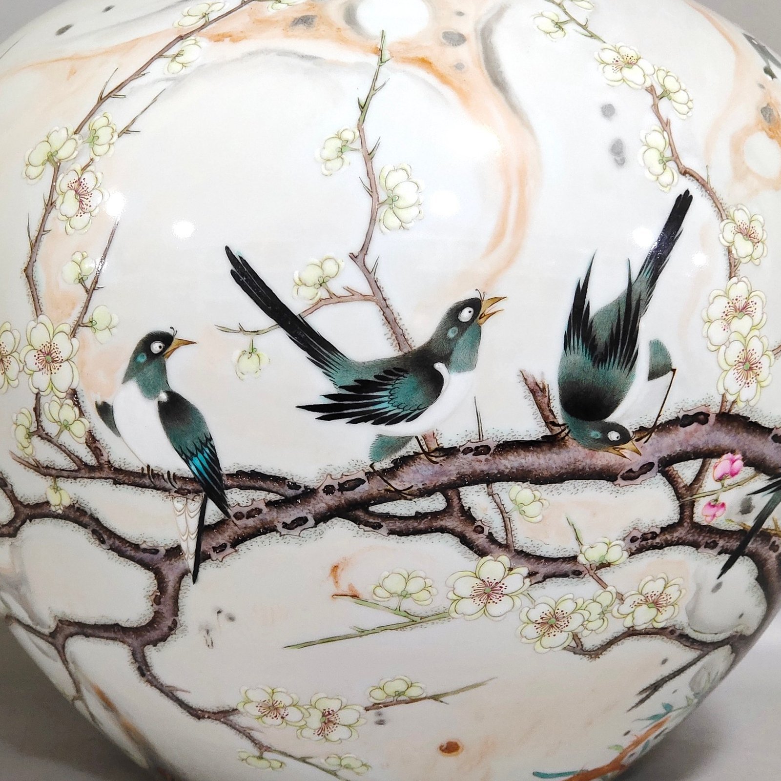 Qing Dynasty Yongzheng ink cloud pattern celestial sphere vase on the lintel tip